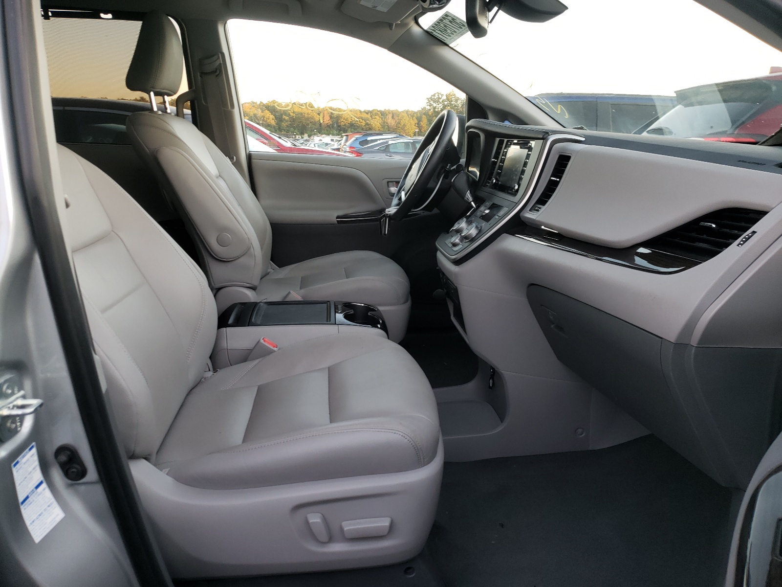 Photo 5 from auction – 2020 TOYOTA SIENNA XLE with VIN 5TDDZ3DC4LS228887