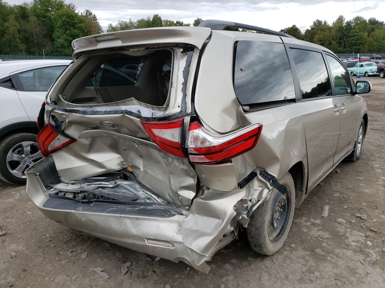 Photo 4 from auction – 2017 TOYOTA SIENNA LE with VIN 5TDKZ3DC9HS819053
