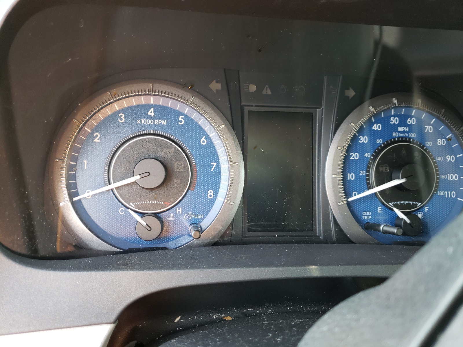 Photo 8 from auction – 2018 TOYOTA SIENNA LE with VIN 5TDKZ3DC2JS932901