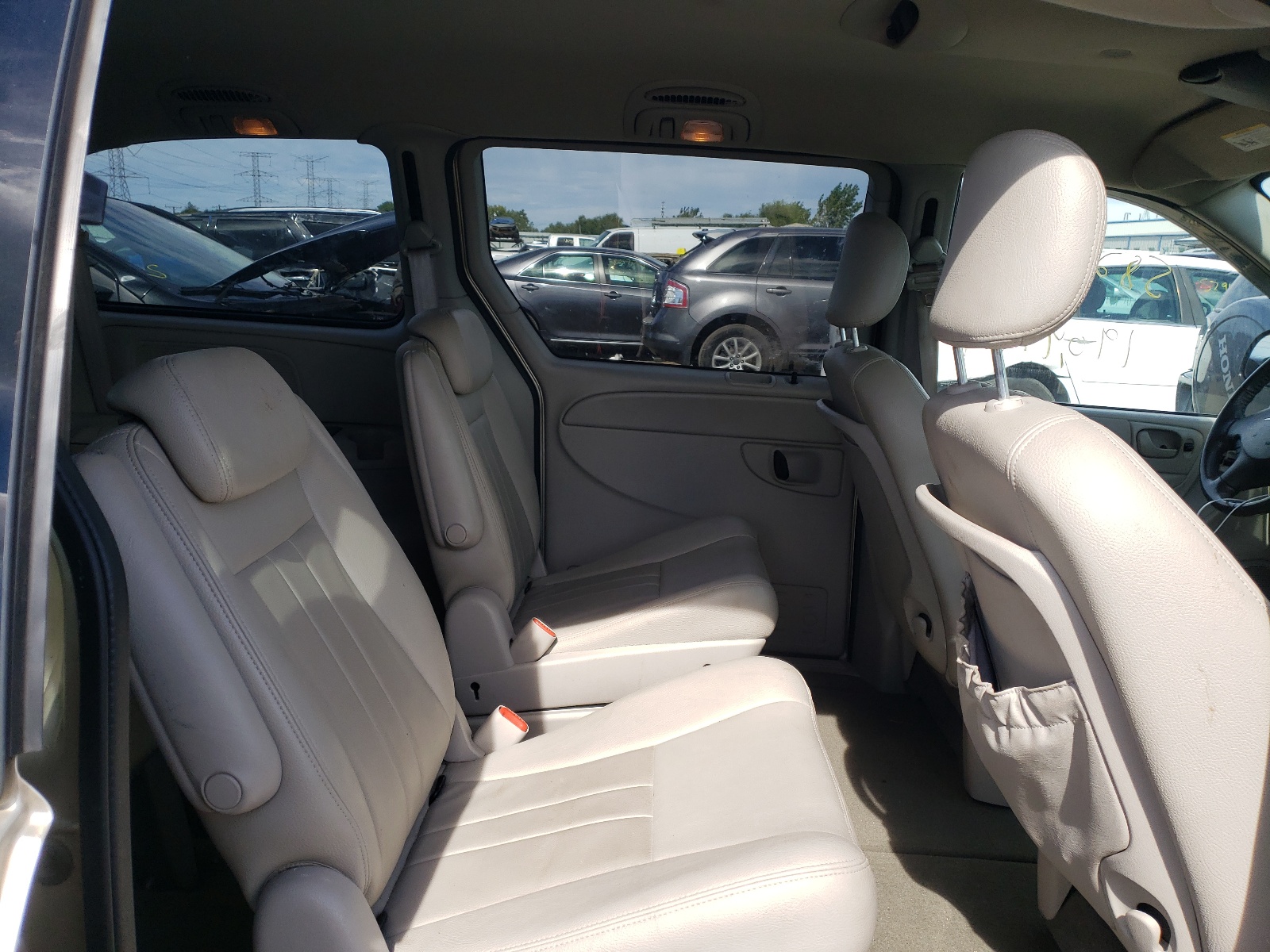 Photo 6 from auction – 2005 CHRYSLER TOWN & COU with VIN 2C4GP54L75R479820