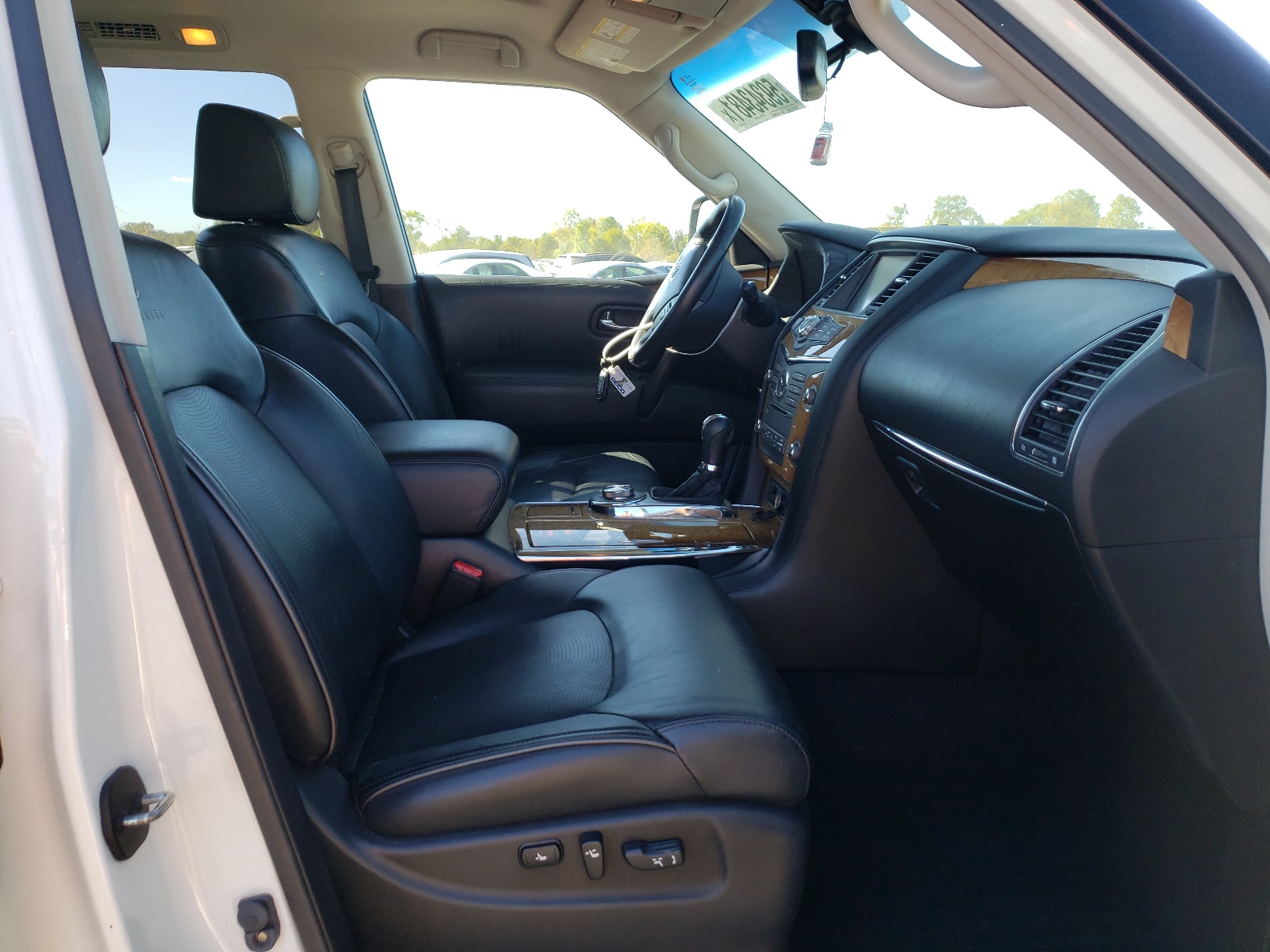 Photo 5 from auction – 2014 INFINITI QX80 with VIN JN8AZ2NE1E9062525