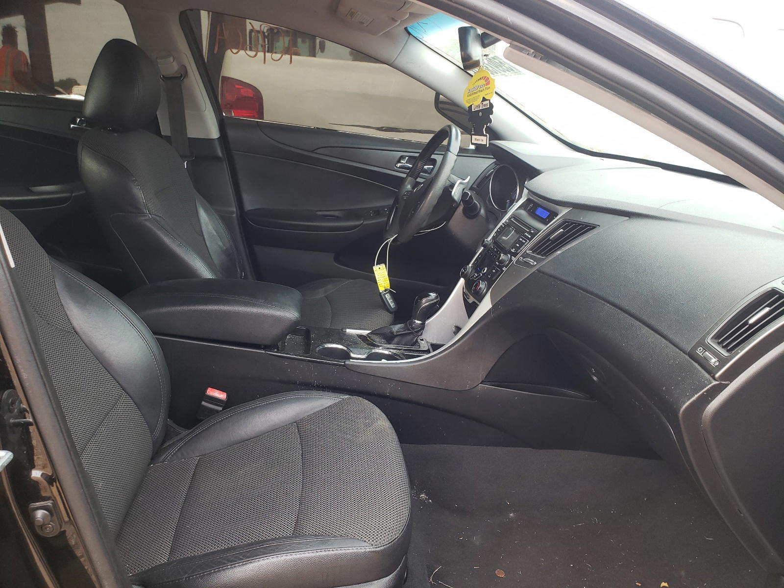 Photo 5 from auction – 2012 HYUNDAI SONATA SE with VIN 5NPEC4AC8CH388597