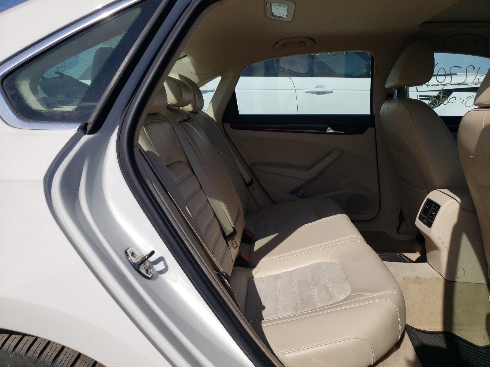 Photo 6 from auction – 2013 VOLKSWAGEN PASSAT SEL with VIN 1VWCM7A3XDC001029
