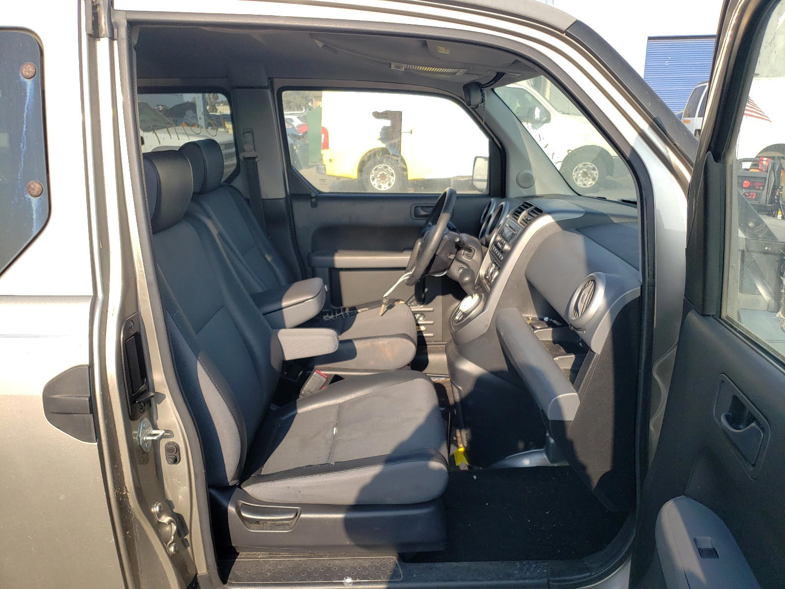 Photo 5 from auction – 2004 HONDA ELEMENT EX with VIN 5J6YH18524L012909