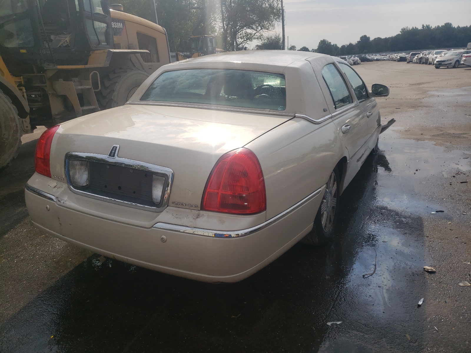 Photo 4 from auction – 2003 LINCOLN TOWN CAR C with VIN 1LNHM83W33Y615570