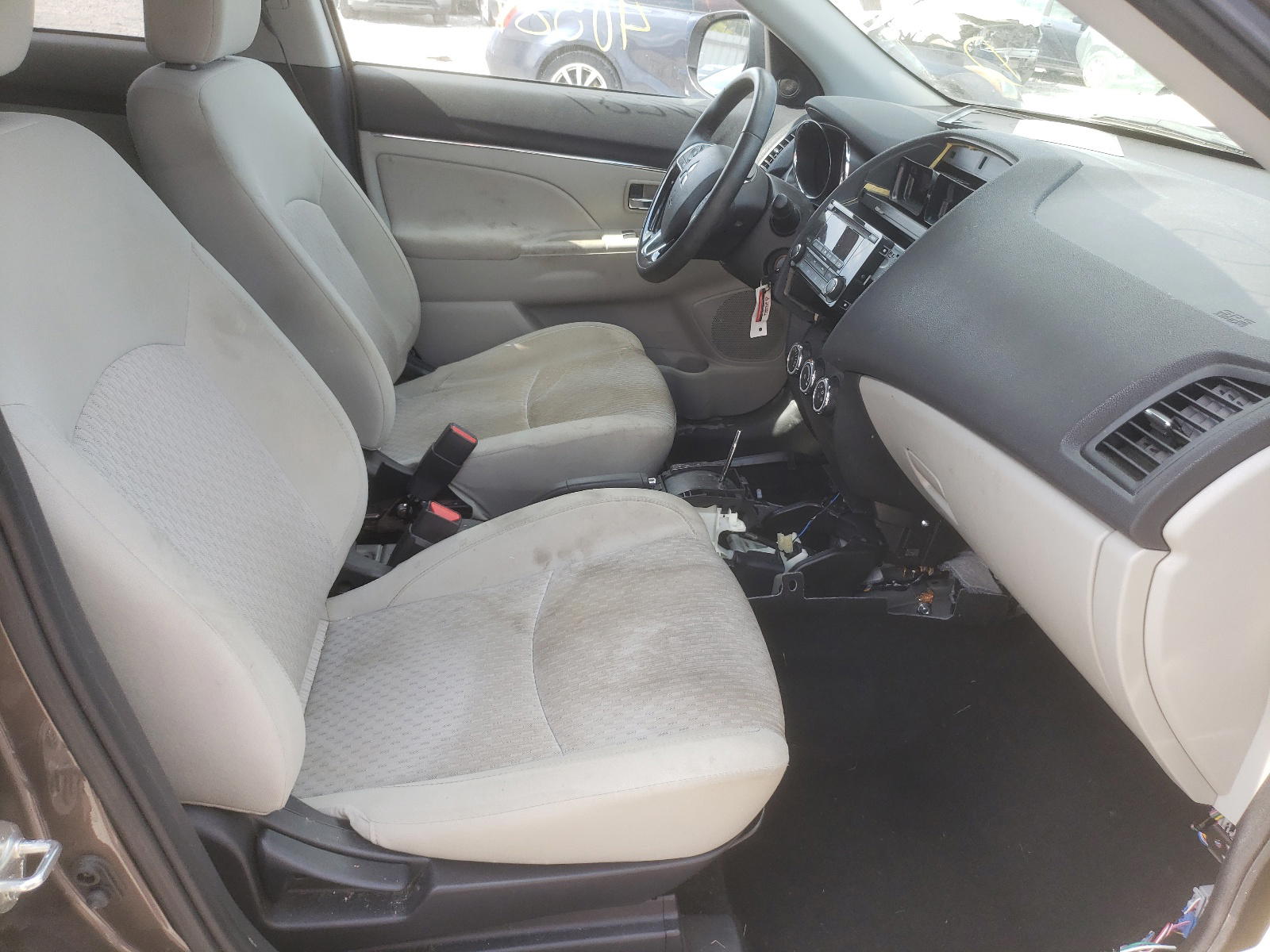 Photo 5 from auction – 2017 MITSUBISHI OUTLANDER with VIN JA4AP3AU4HZ016366