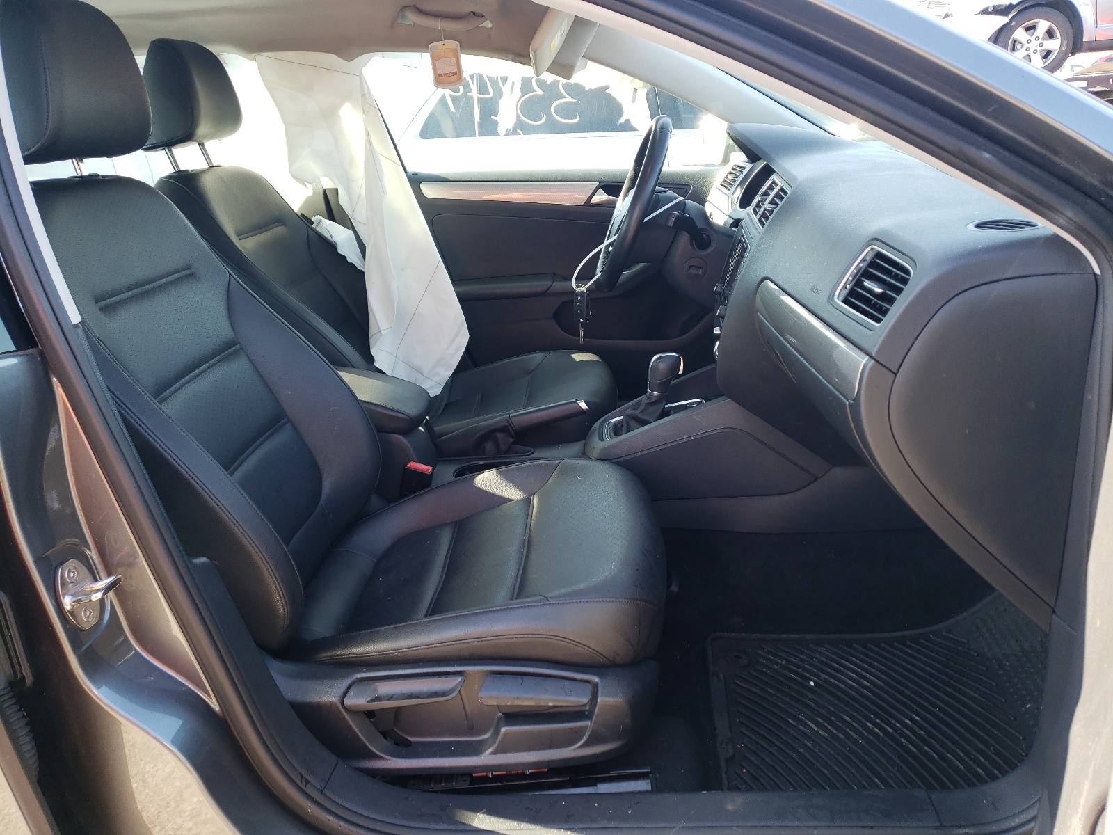 Photo 5 from auction – 2017 VOLKSWAGEN JETTA SE with VIN 3VWDB7AJXHM371684