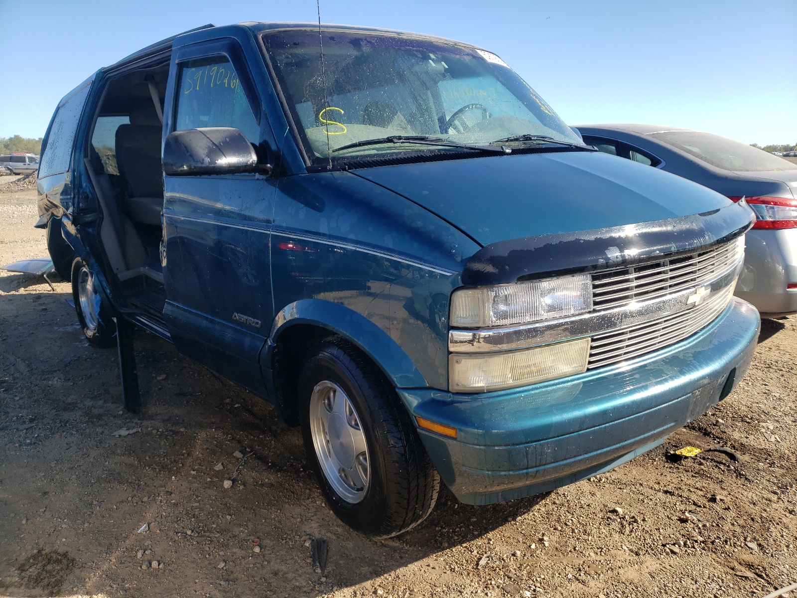 Photo 1 from auction – 2000 CHEVROLET ASTRO with VIN 1GNDM19W8YB208184