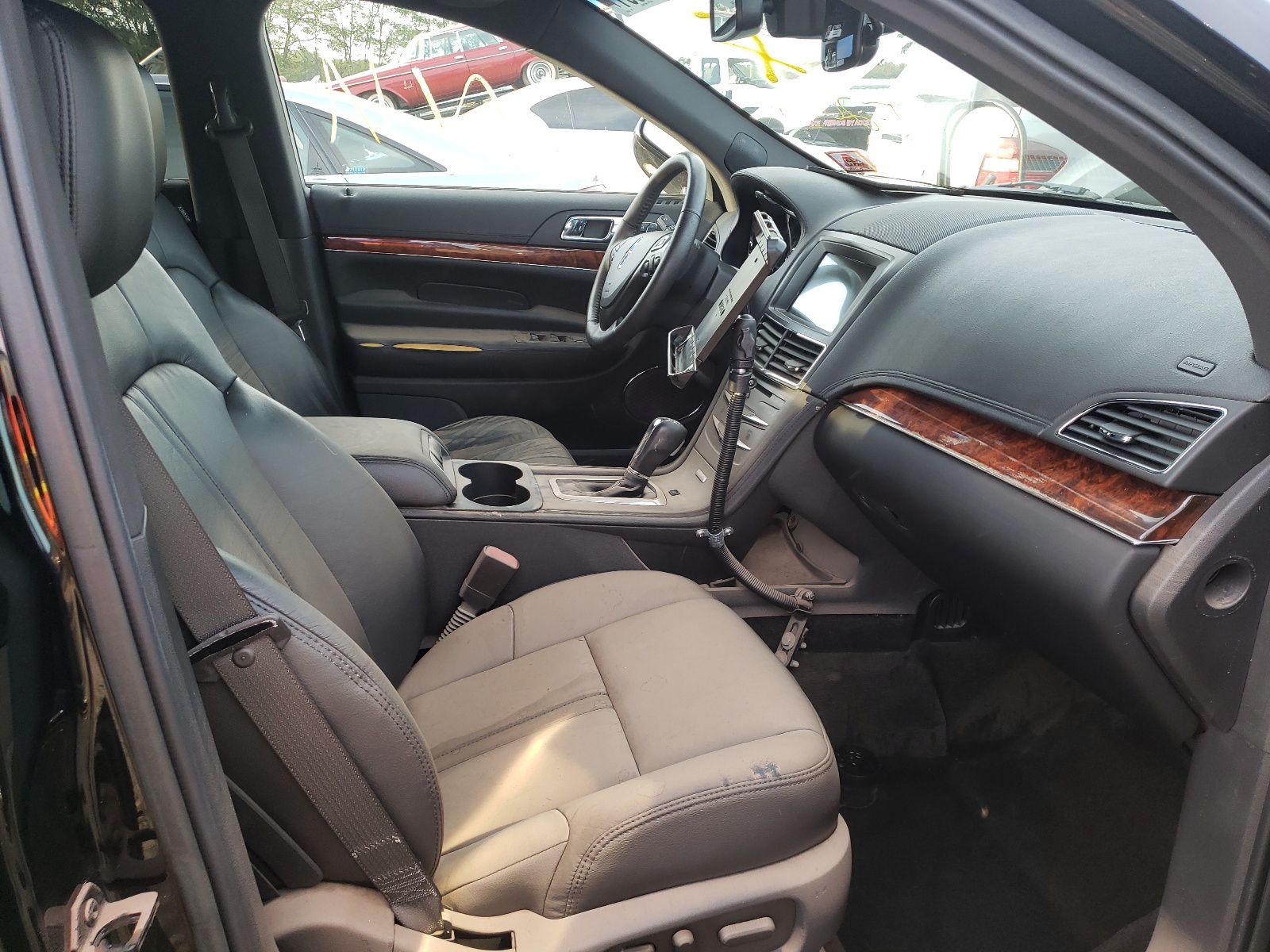 Photo 5 from auction – 2017 LINCOLN MKT with VIN 2LMHJ5NK1HBL01426