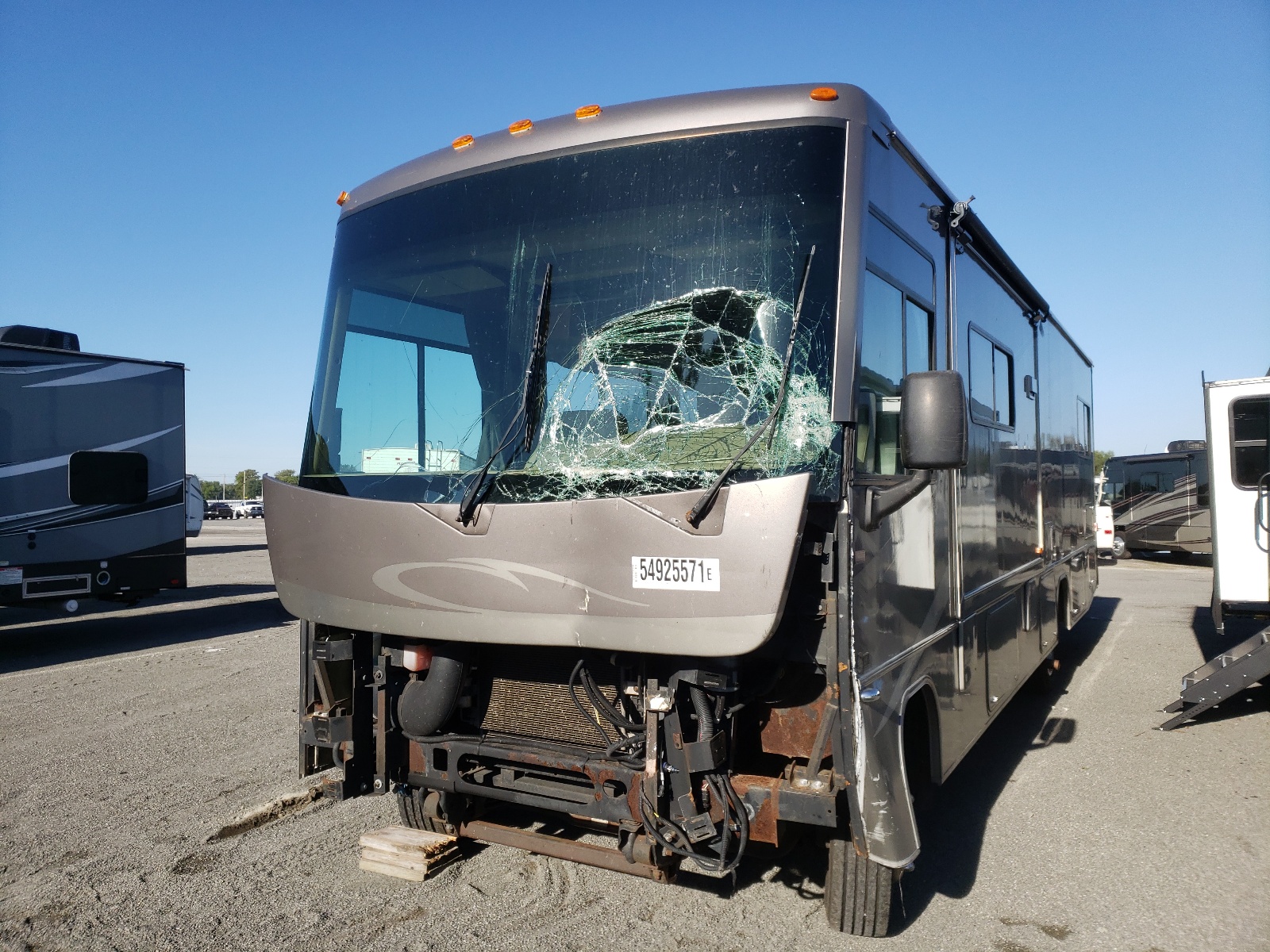 Photo 2 from auction – 2011 WINNEBAGO MOTORHOME with VIN 5B4MP67G7B3440145