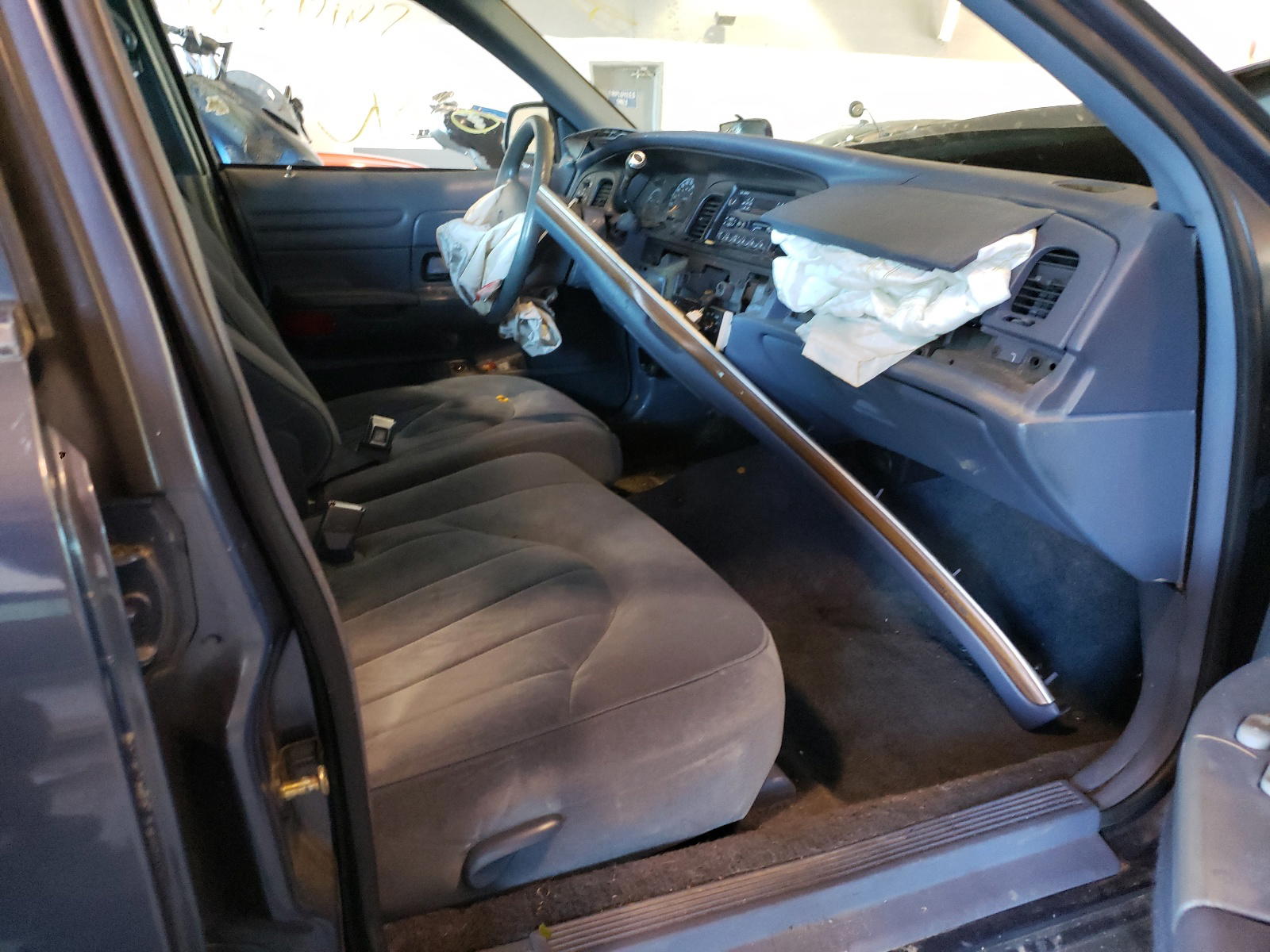 Photo 5 from auction – 1997 FORD CROWN VICT with VIN 2FALP73W8VX146226