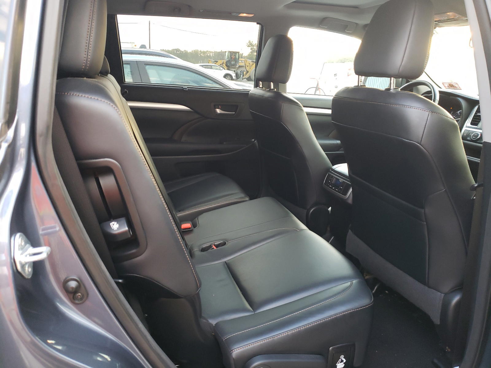 Photo 6 from auction – 2015 TOYOTA HIGHLANDER with VIN 5TDJKRFH5FS117126