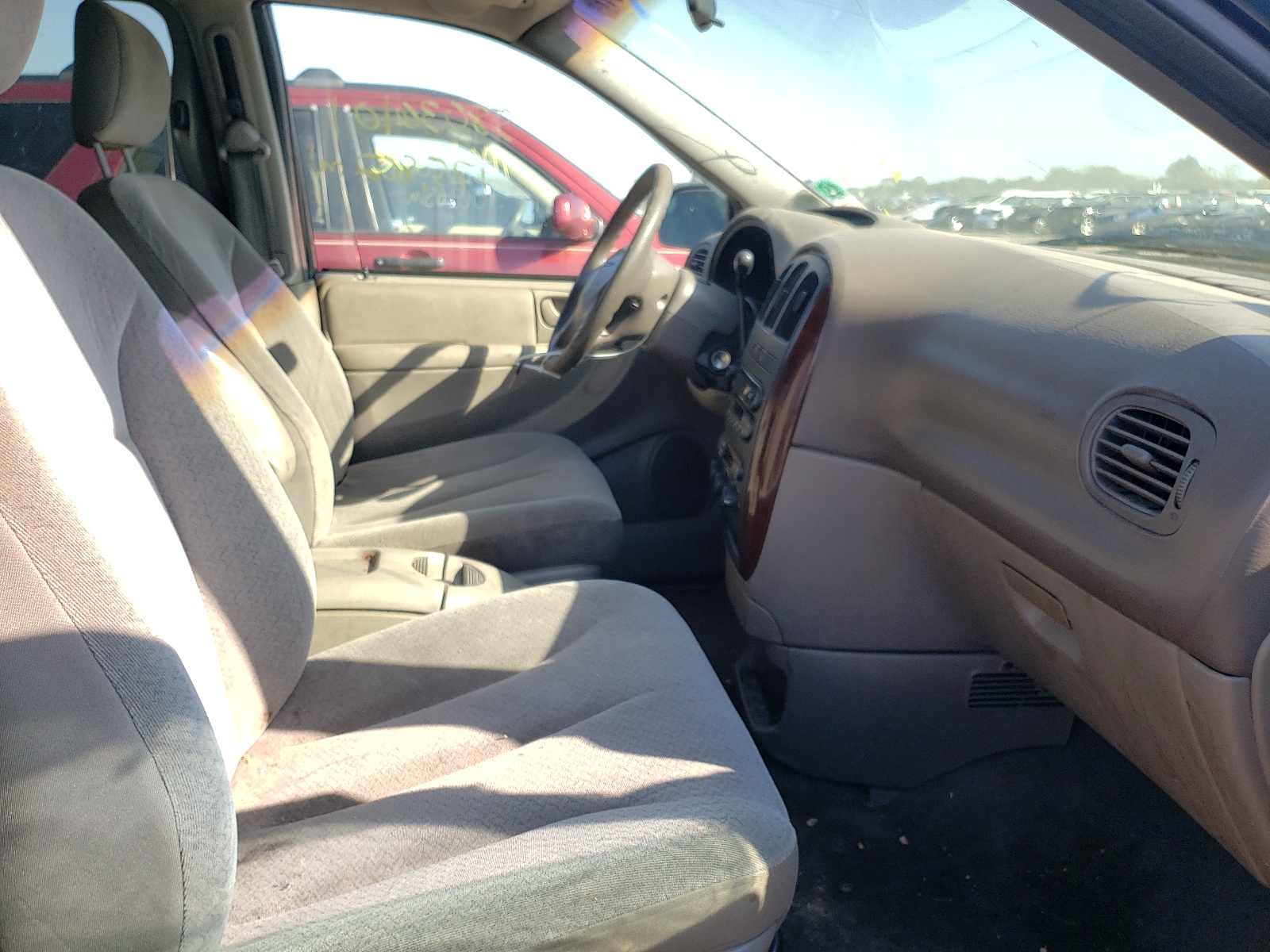 Photo 5 from auction – 2002 CHRYSLER TOWN & COU with VIN 2C4GP74L32R654359