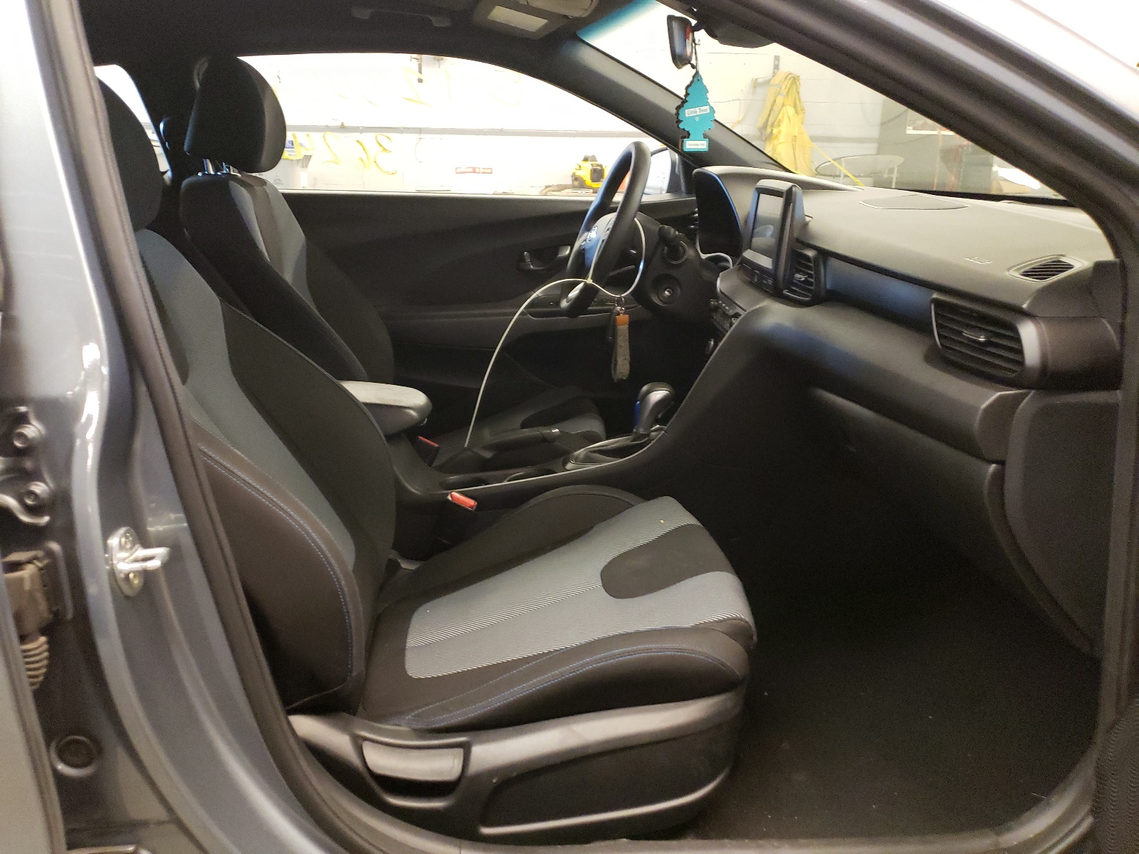 Photo 5 from auction – 2019 HYUNDAI VELOSTER B with VIN KMHTG6AF2KU016769