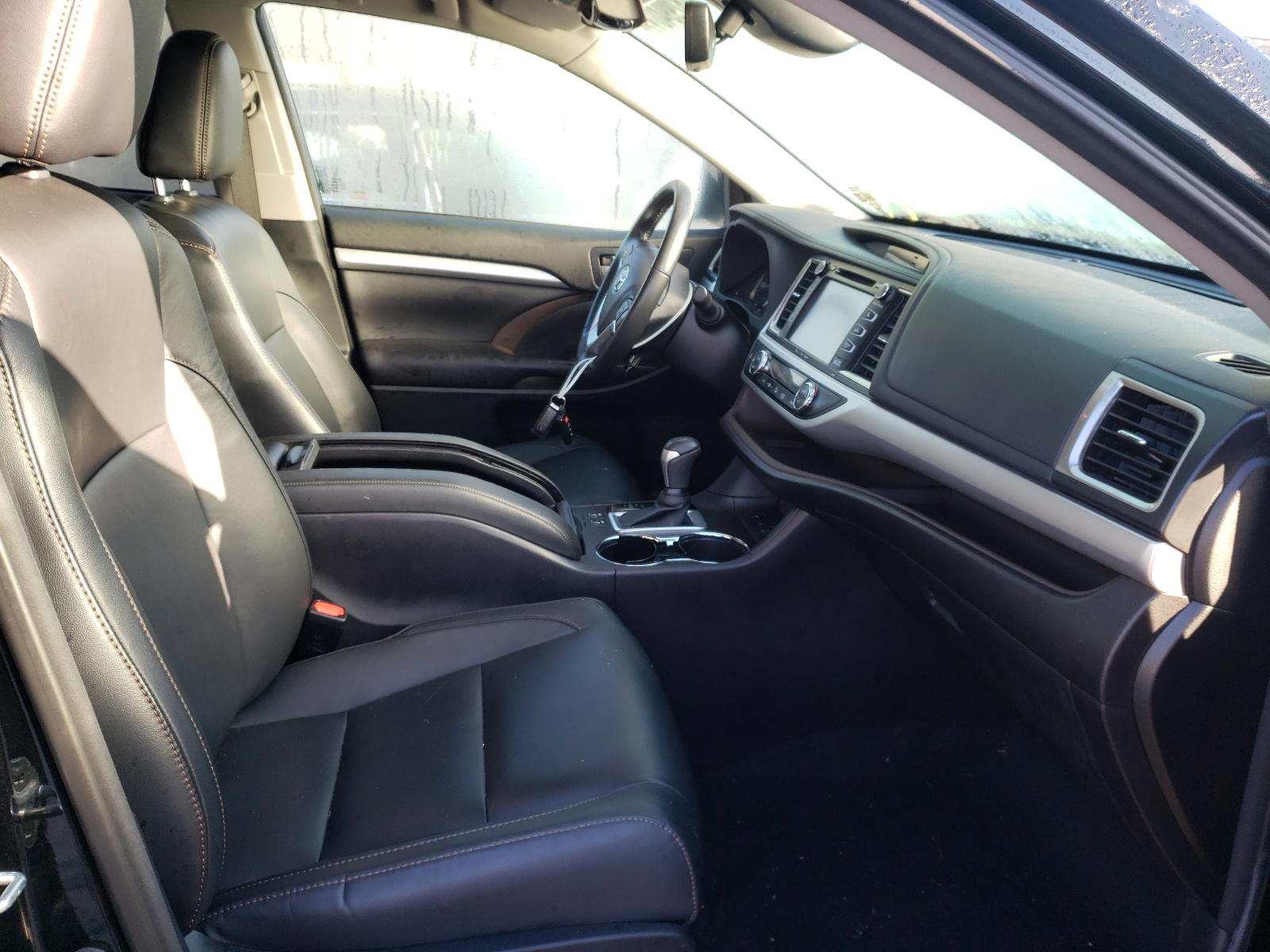 Photo 5 from auction – 2018 TOYOTA HIGHLANDER with VIN 5TDJZRFH2JS907049