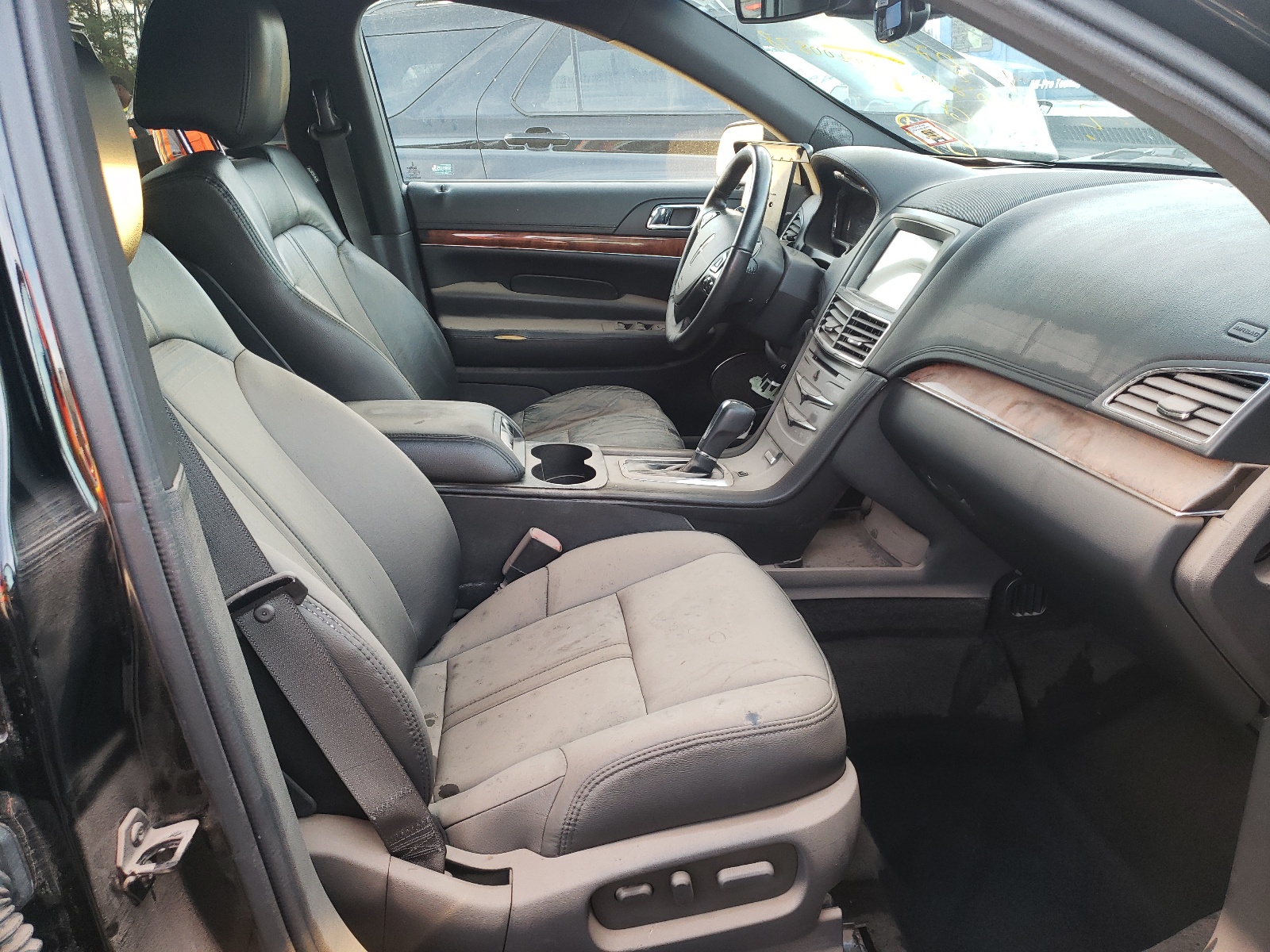 Photo 5 from auction – 2016 LINCOLN MKT with VIN 2LMHJ5NK0GBL00878