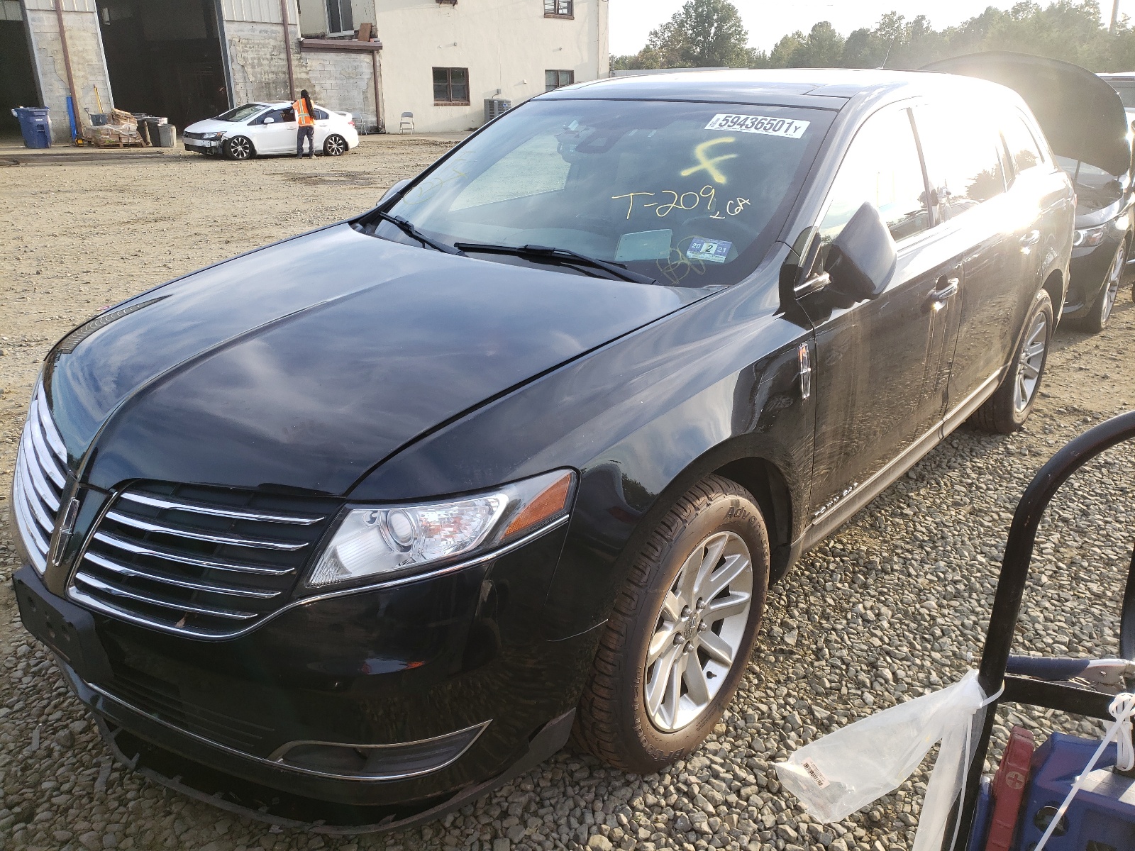 Photo 2 from auction – 2017 LINCOLN MKT with VIN 2LMHJ5NK1HBL01426
