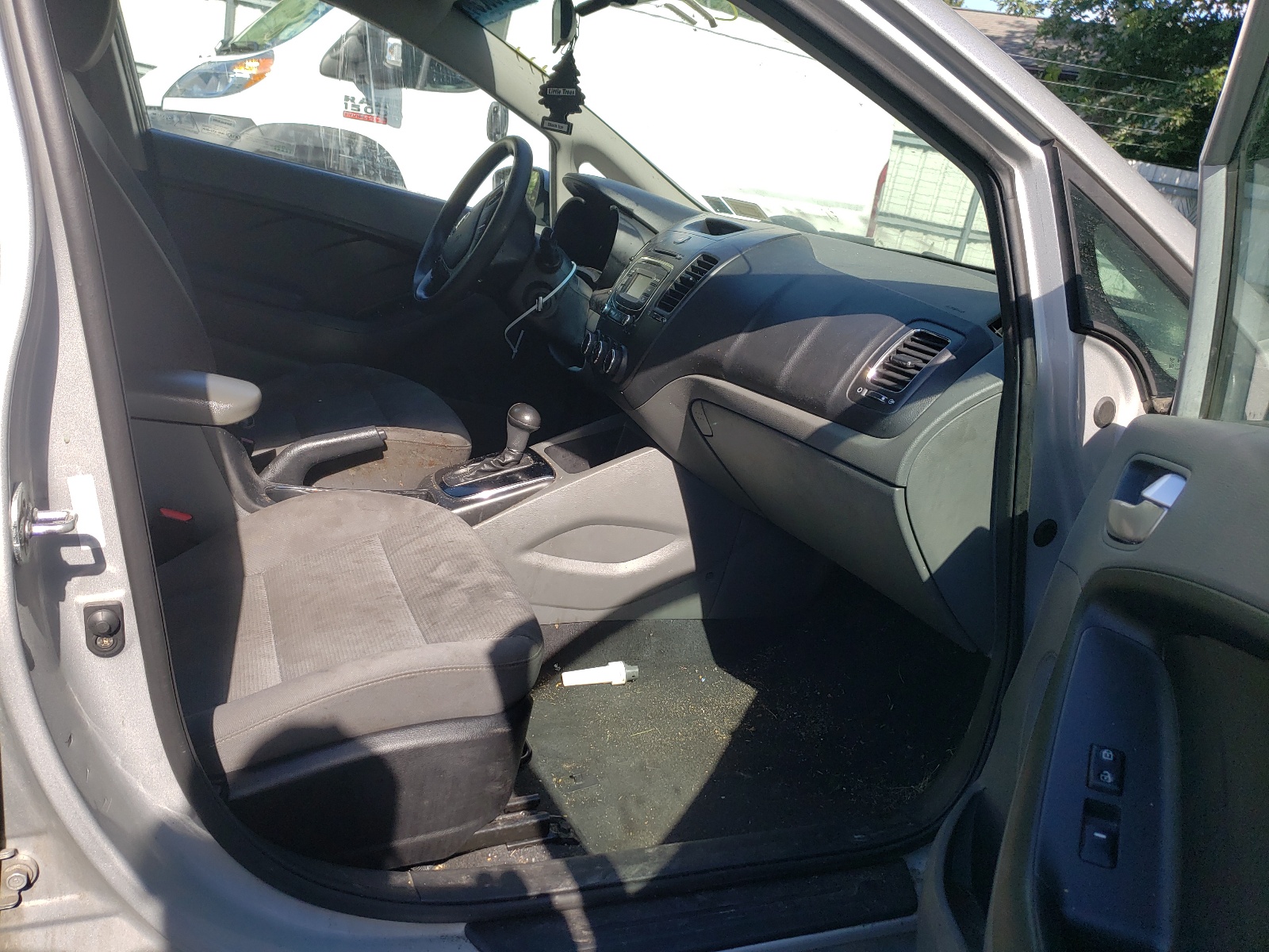 Photo 5 from auction – 2018 KIA FORTE LX with VIN 3KPFK4A78JE220244