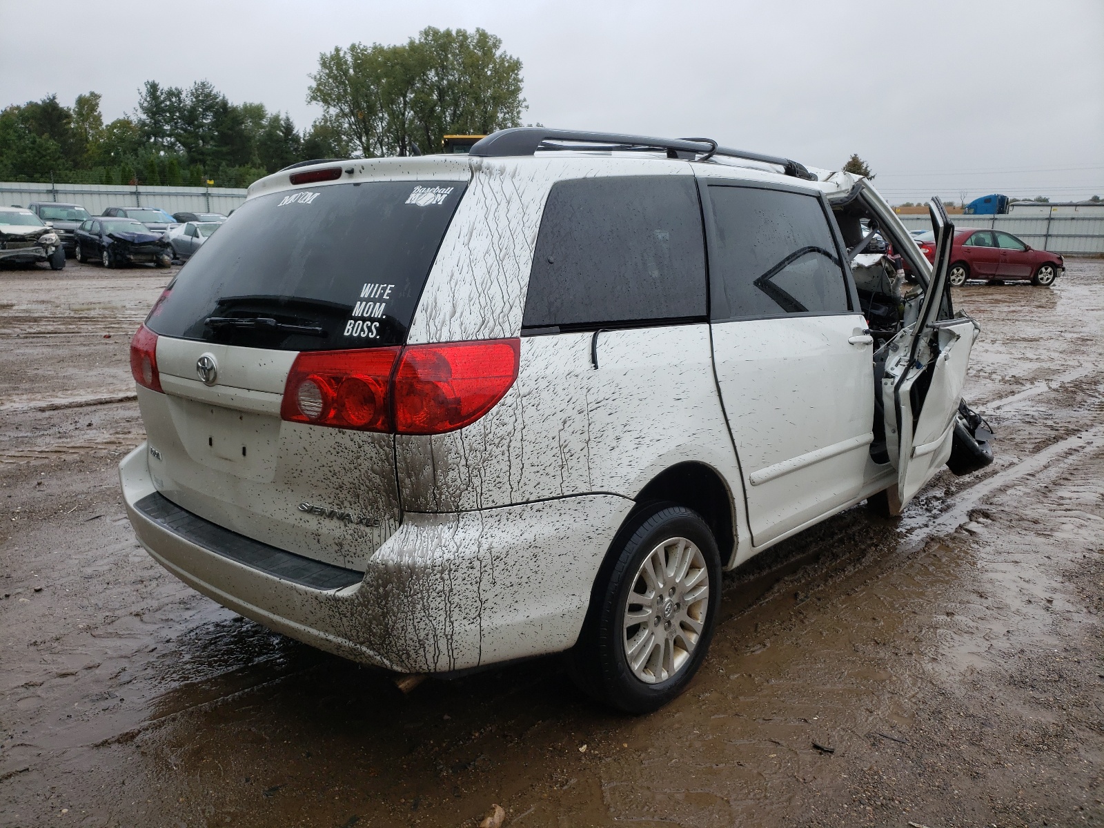 Photo 4 from auction – 2010 TOYOTA SIENNA XLE with VIN 5TDYK4CC6AS307312
