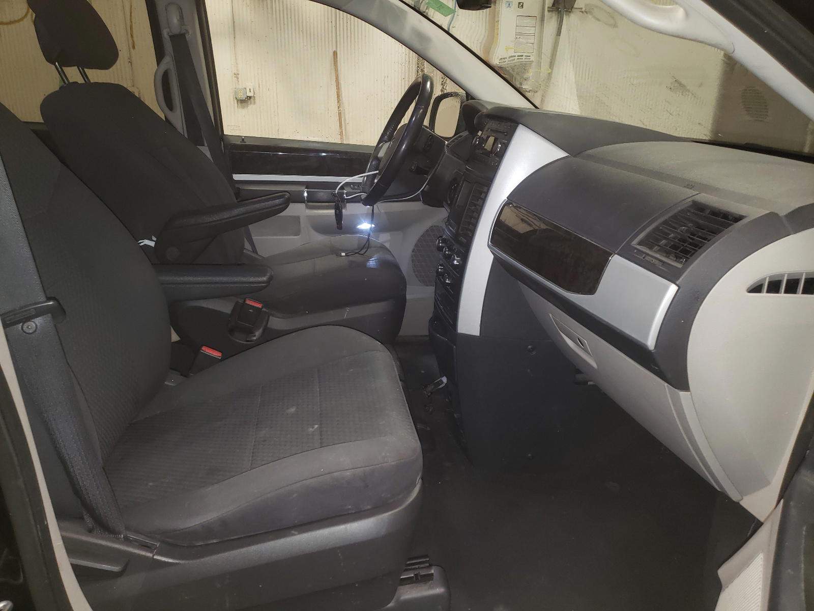 Photo 5 from auction – 2010 DODGE GRAND CARA with VIN 2D4RN5D19AR318055