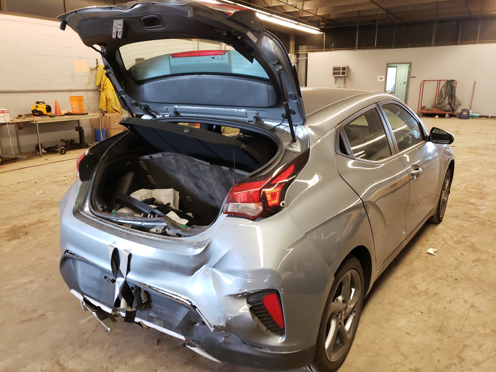 Photo 4 from auction – 2019 HYUNDAI VELOSTER B with VIN KMHTG6AF2KU016769