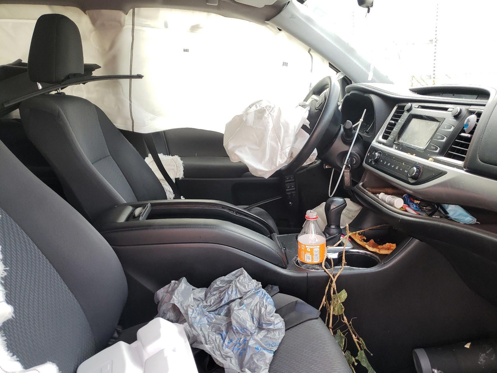 Photo 5 from auction – 2016 TOYOTA HIGHLANDER with VIN 5TDBKRFH6GS282799