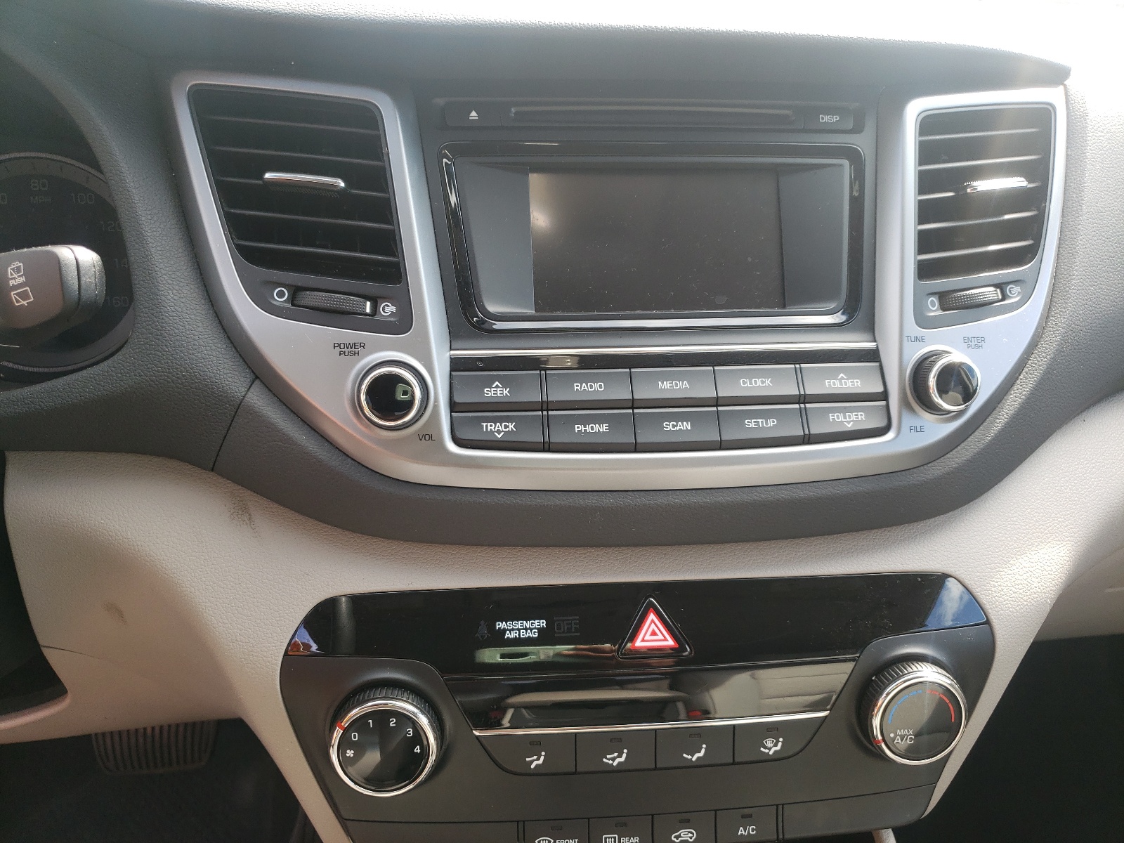 Photo 9 from auction – 2018 HYUNDAI TUCSON SE with VIN KM8J2CA45JU822347