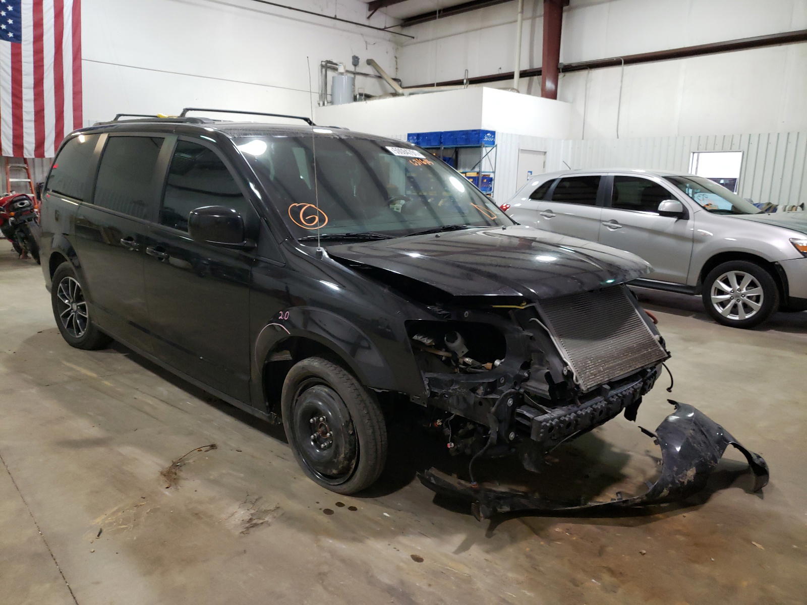DODGE GRAND CARA 2019 with VIN 2C4RDGEG4KR631613 - Photo from auction