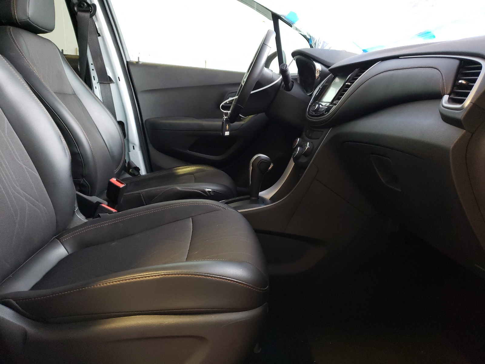 Photo 5 from auction – 2017 CHEVROLET TRAX 1LT with VIN 3GNCJPSBXHL191188