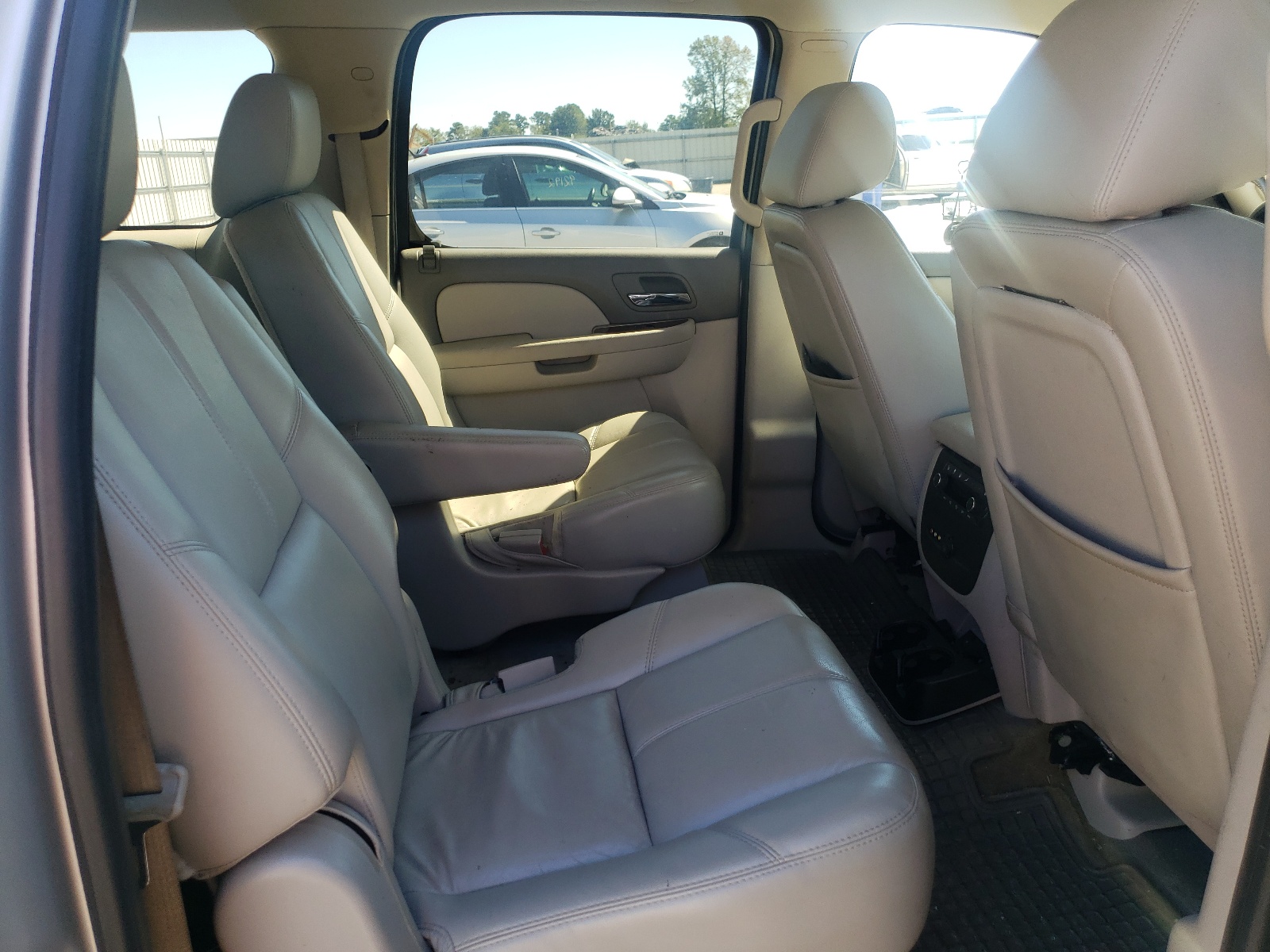 Photo 6 from auction – 2011 CHEVROLET SUBURBAN C with VIN 1GNSCJE00BR219223