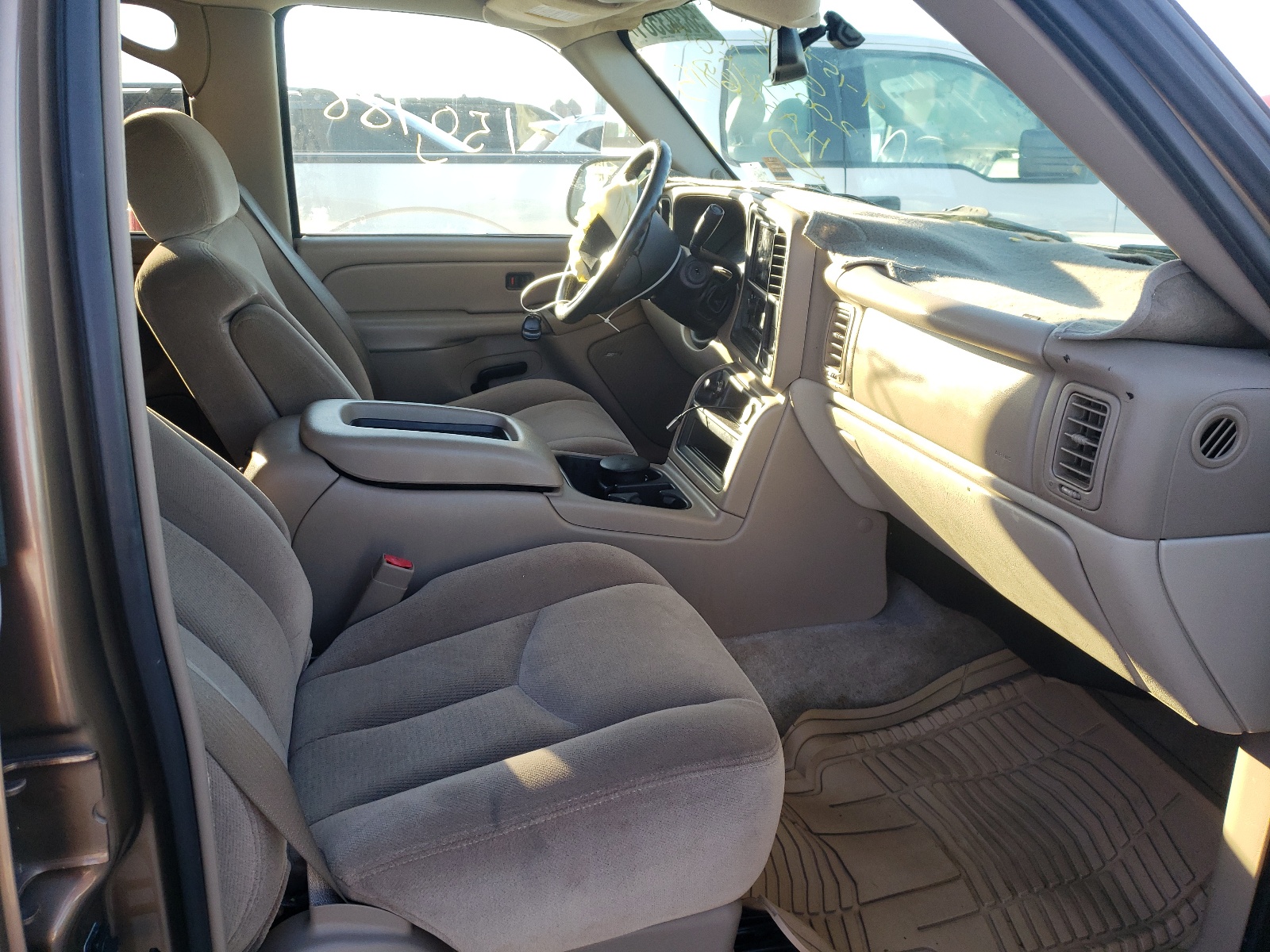 Photo 5 from auction – 2004 GMC YUKON with VIN 1GKEC13T74R116715