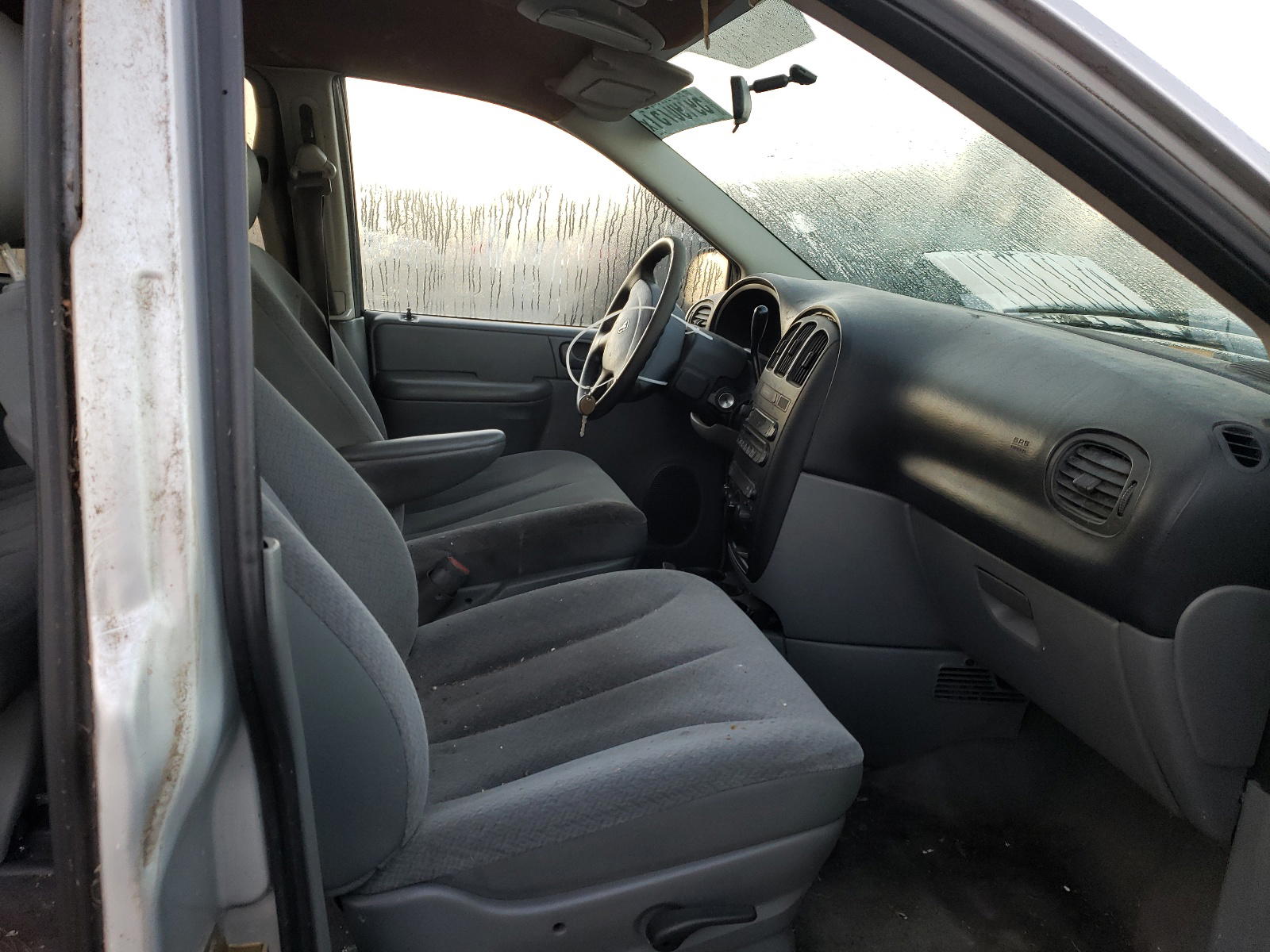 Photo 5 from auction – 2005 DODGE CARAVAN SE with VIN 1D4GP25RX5B395784