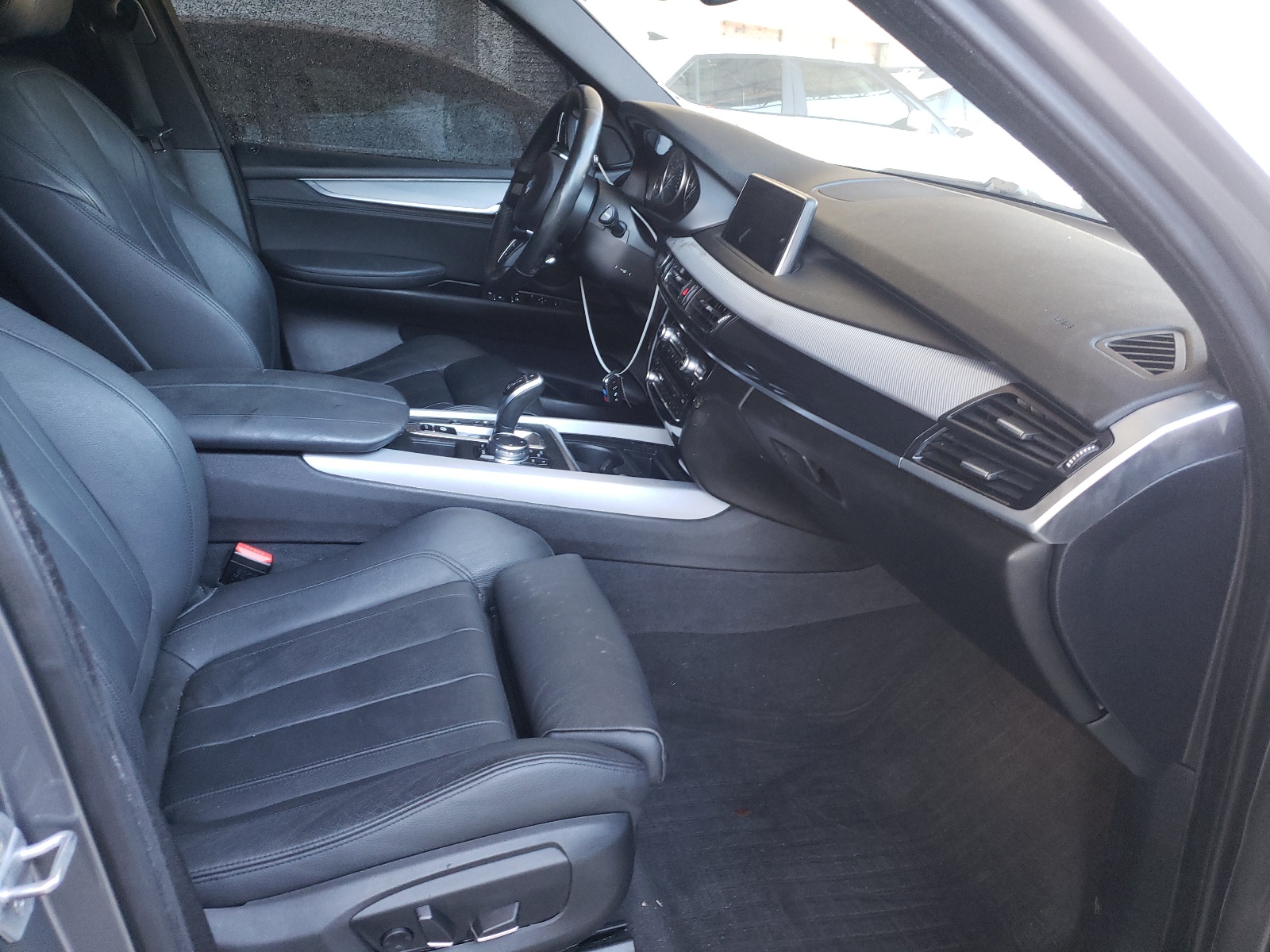 Photo 5 from auction – 2016 BMW X5 XDRIVE3 with VIN 5UXKR0C5XG0P34076