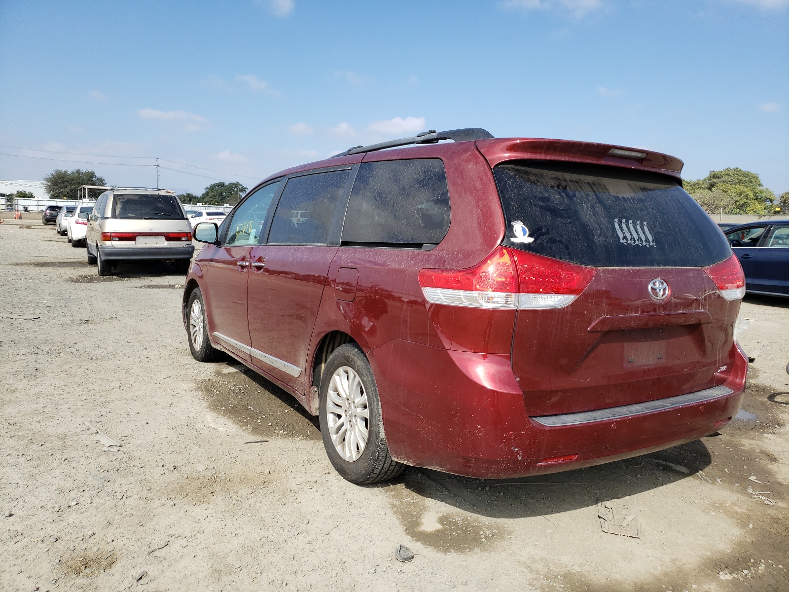 Photo 3 from auction – 2014 TOYOTA SIENNA XLE with VIN 5TDYK3DC6ES441476