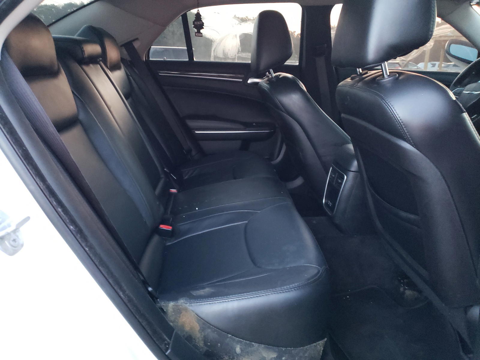 Photo 6 from auction – 2015 CHRYSLER 300 LIMITE with VIN 2C3CCAAG5FH929597