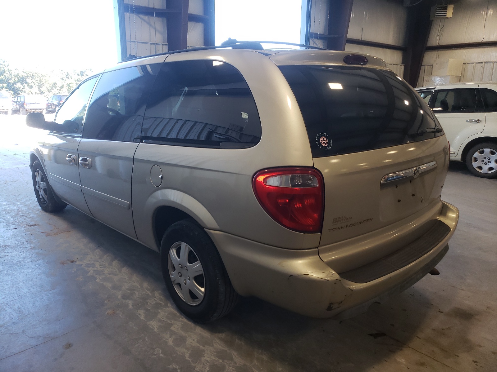 Photo 3 from auction – 2005 CHRYSLER TOWN & COU with VIN 2C4GP44R25R197292