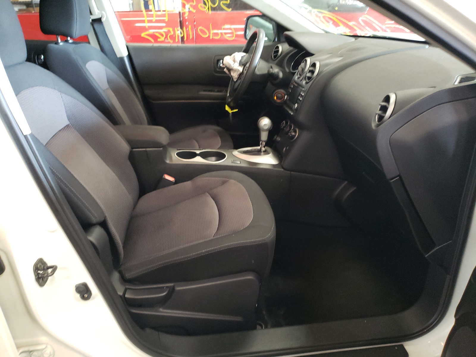 Photo 5 from auction – 2013 NISSAN ROGUE S with VIN JN8AS5MV2DW607462