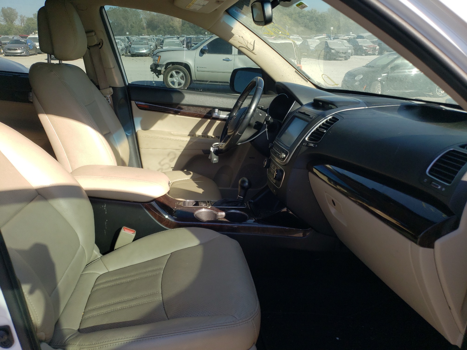 Photo 5 from auction – 2015 KIA SORENTO EX with VIN 5XYKUDA76FG653919