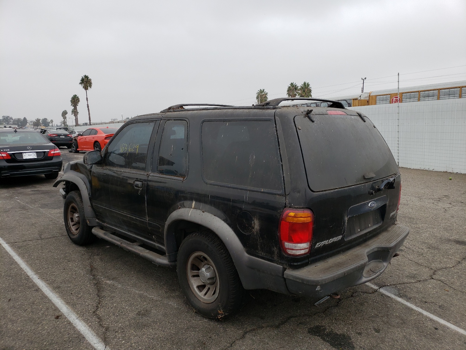 Фото 3 с аукциона – 1998 FORD EXPLORER с VIN 1FMYU22E0WUB88799