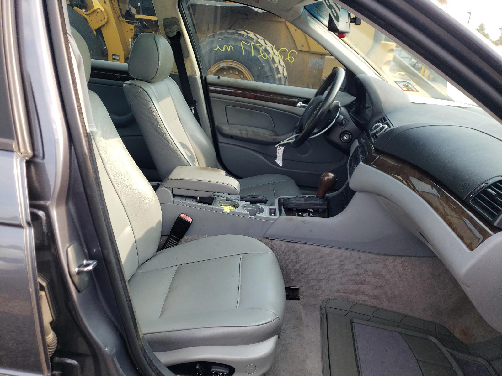 Photo 5 from auction – 2003 BMW 325 I with VIN WBAET37403NJ27715