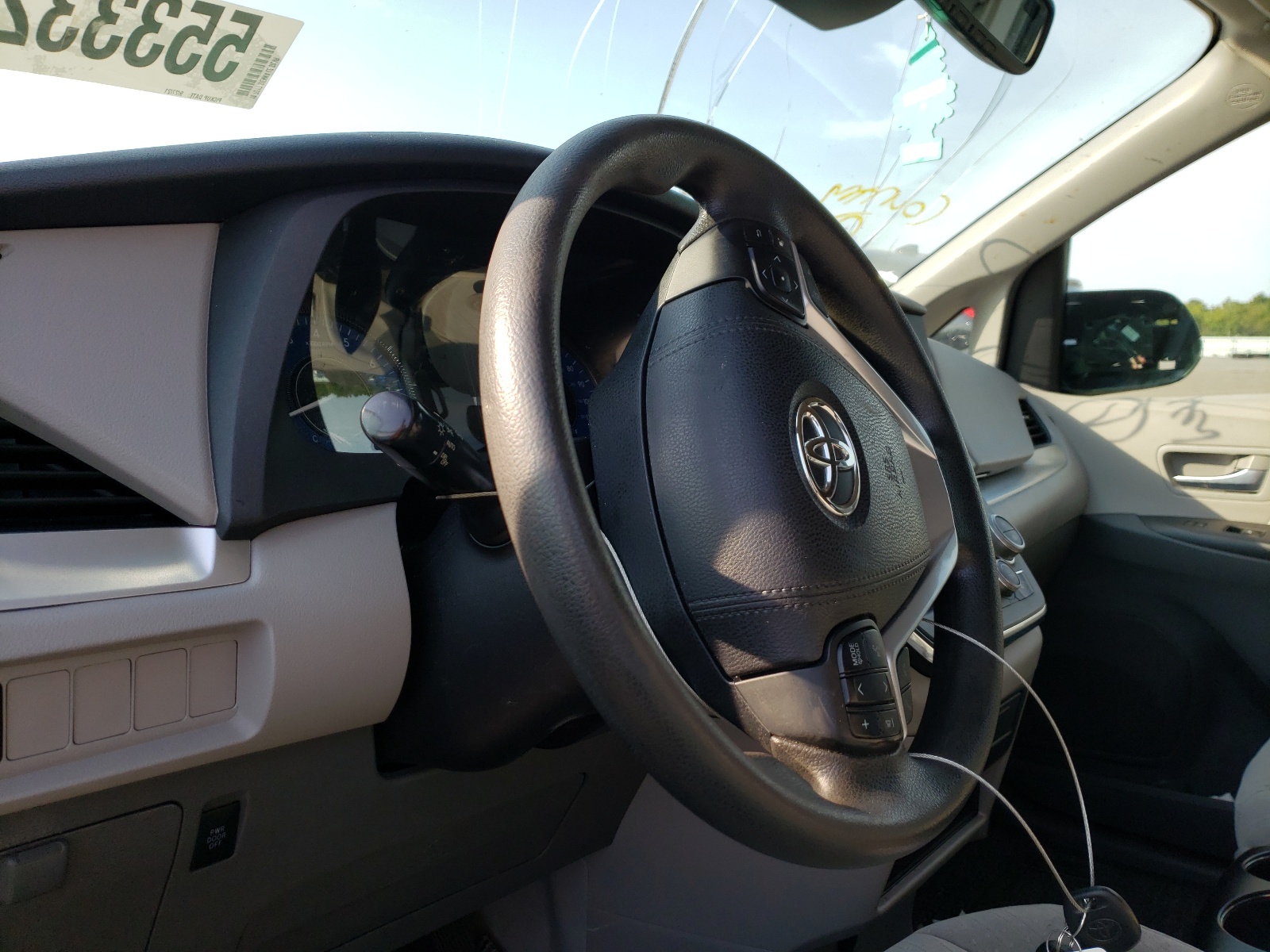 Photo 9 from auction – 2018 TOYOTA SIENNA LE with VIN 5TDKZ3DC2JS932901