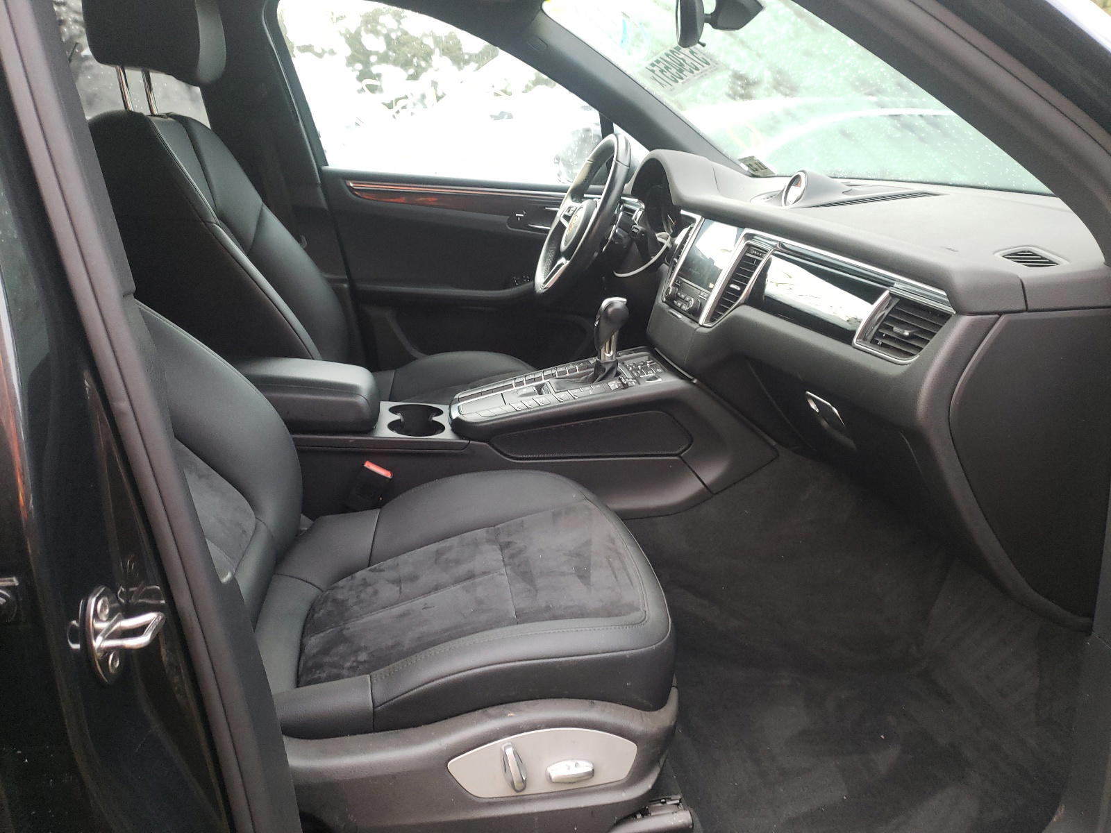 Photo 5 from auction – 2017 PORSCHE MACAN with VIN WP1AA2A56HLB06338