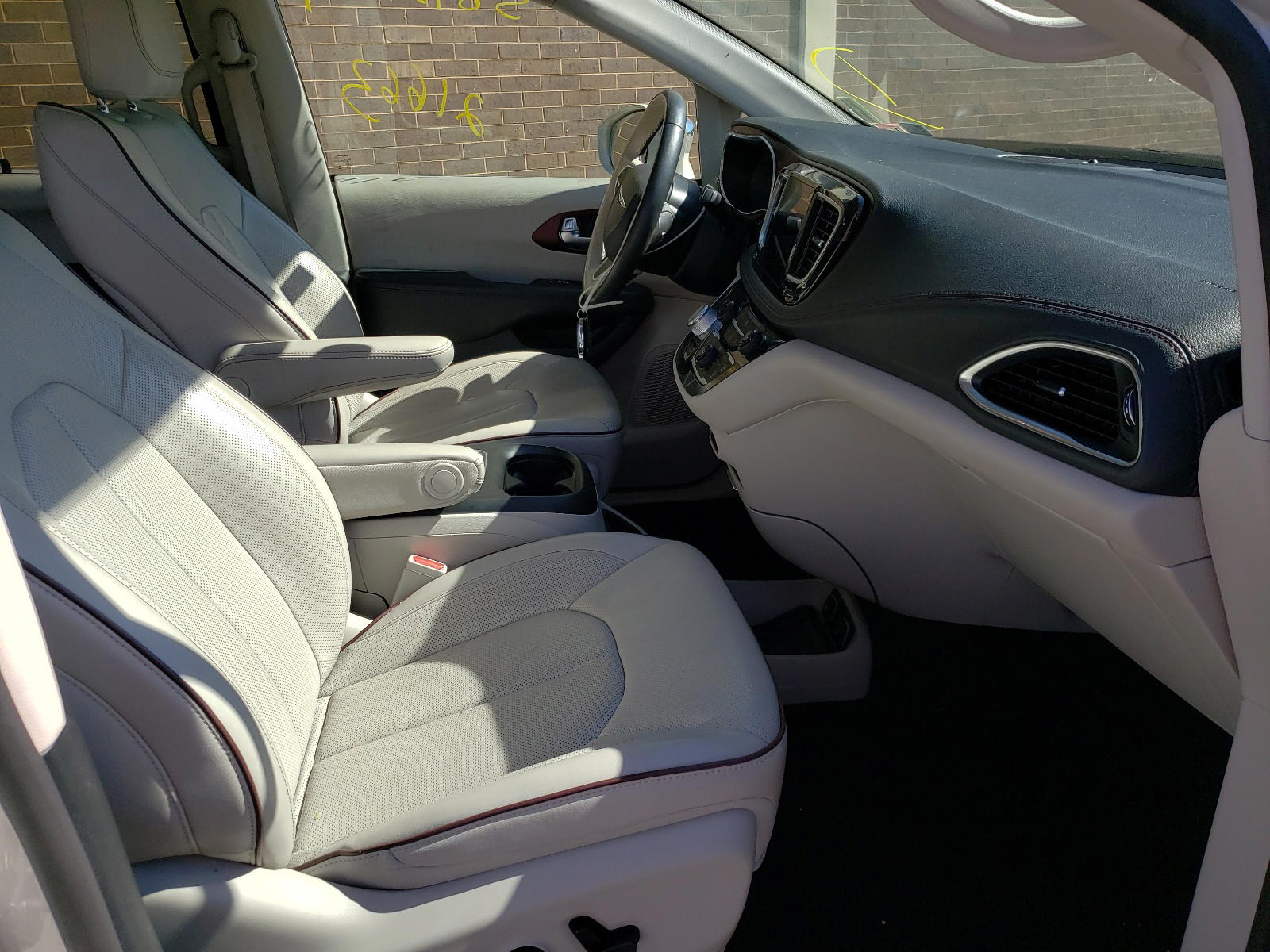 Photo 5 from auction – 2020 CHRYSLER PACIFICA L with VIN 2C4RC1GG1LR187105