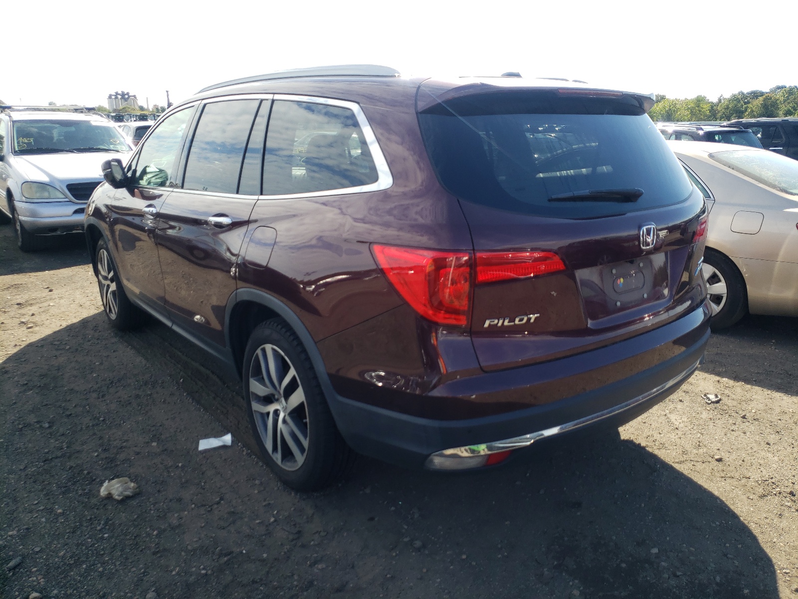 Photo 3 from auction – 2017 HONDA PILOT TOUR with VIN 5FNYF6H94HB039422