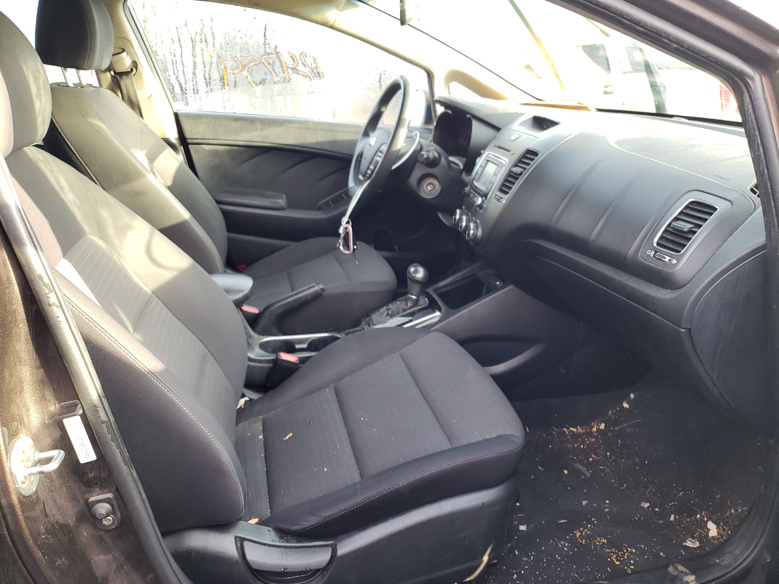 Photo 5 from auction – 2017 KIA FORTE LX with VIN 3KPFL4A79HE107054