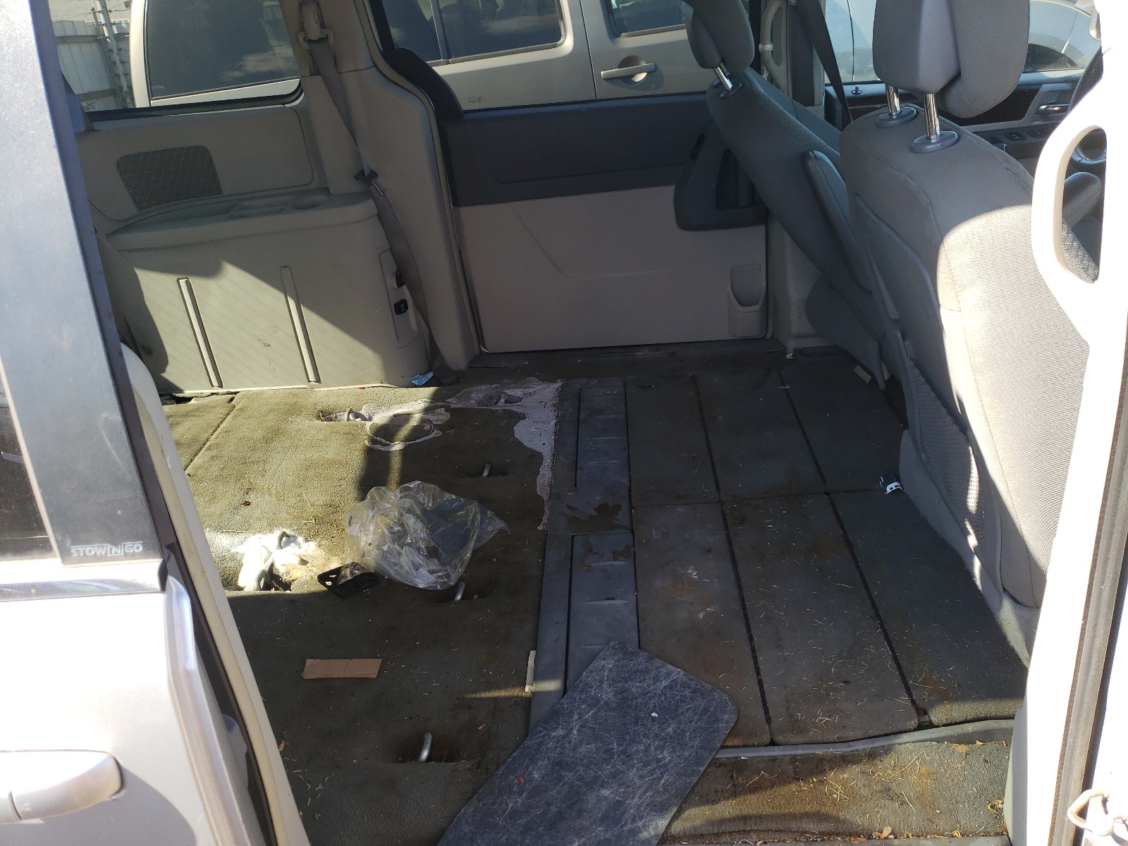 Photo 6 from auction – 2010 CHRYSLER TOWN & COU with VIN 2A4RR5D17AR369937