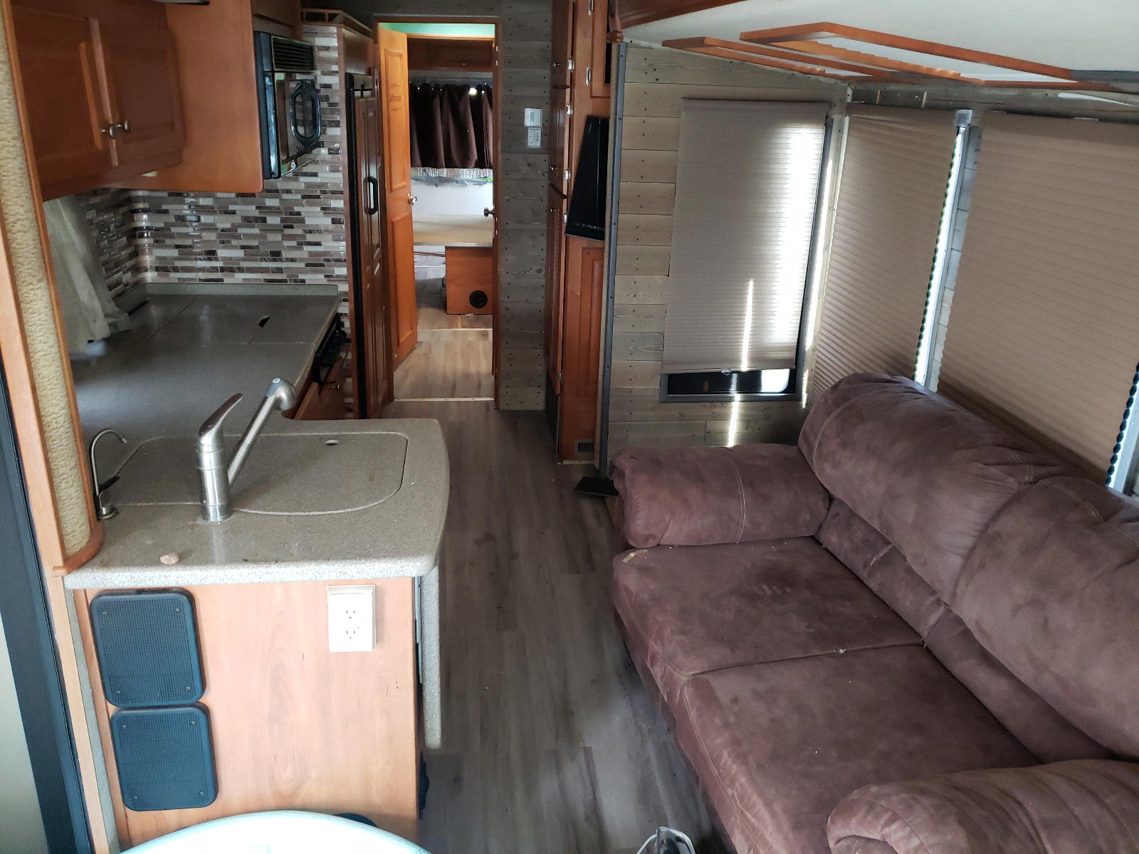 Photo 9 from auction – 2006 GULF STREAM RV with VIN 5B4MPA7G363414862