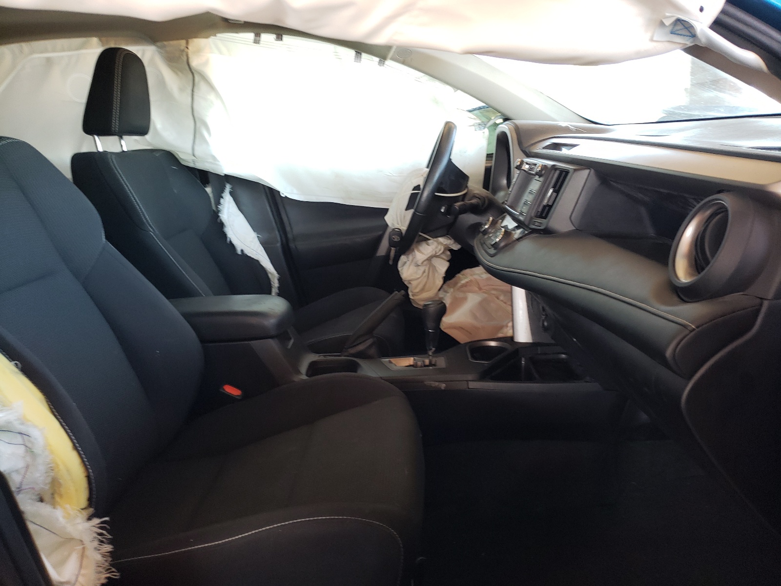 Photo 5 from auction – 2017 TOYOTA RAV4 XLE with VIN 2T3RFREV7HW578571