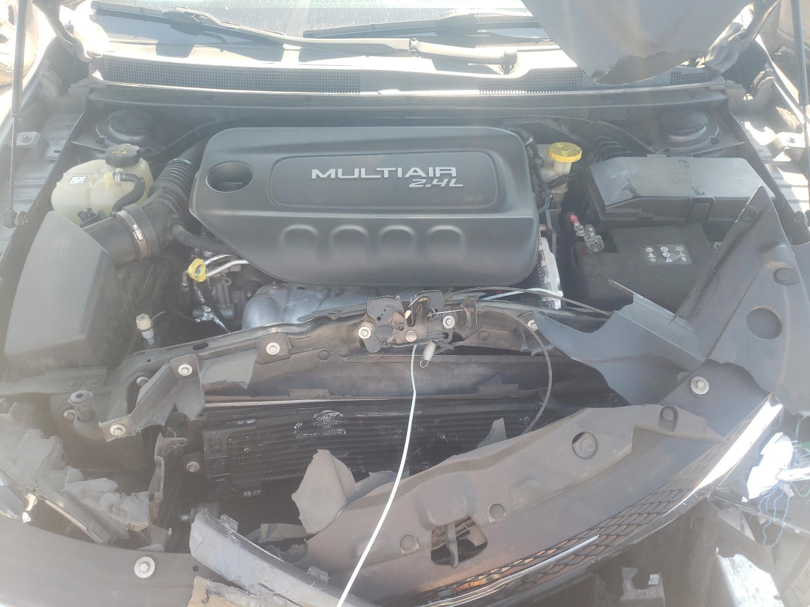 Photo 7 from auction – 2015 CHRYSLER 200 LIMITE with VIN 1C3CCCAB9FN670264