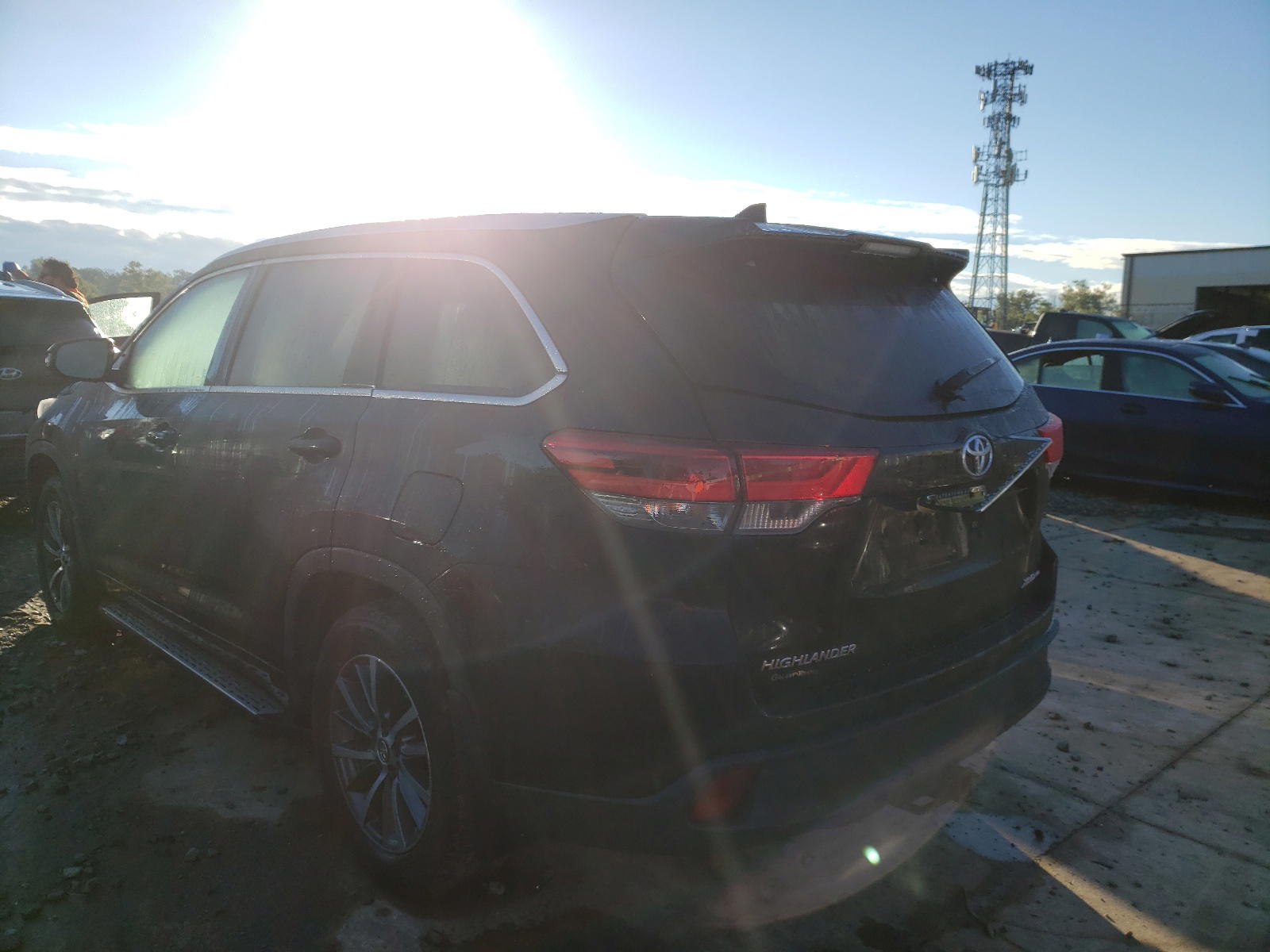 Photo 3 from auction – 2018 TOYOTA HIGHLANDER with VIN 5TDJZRFH2JS907049